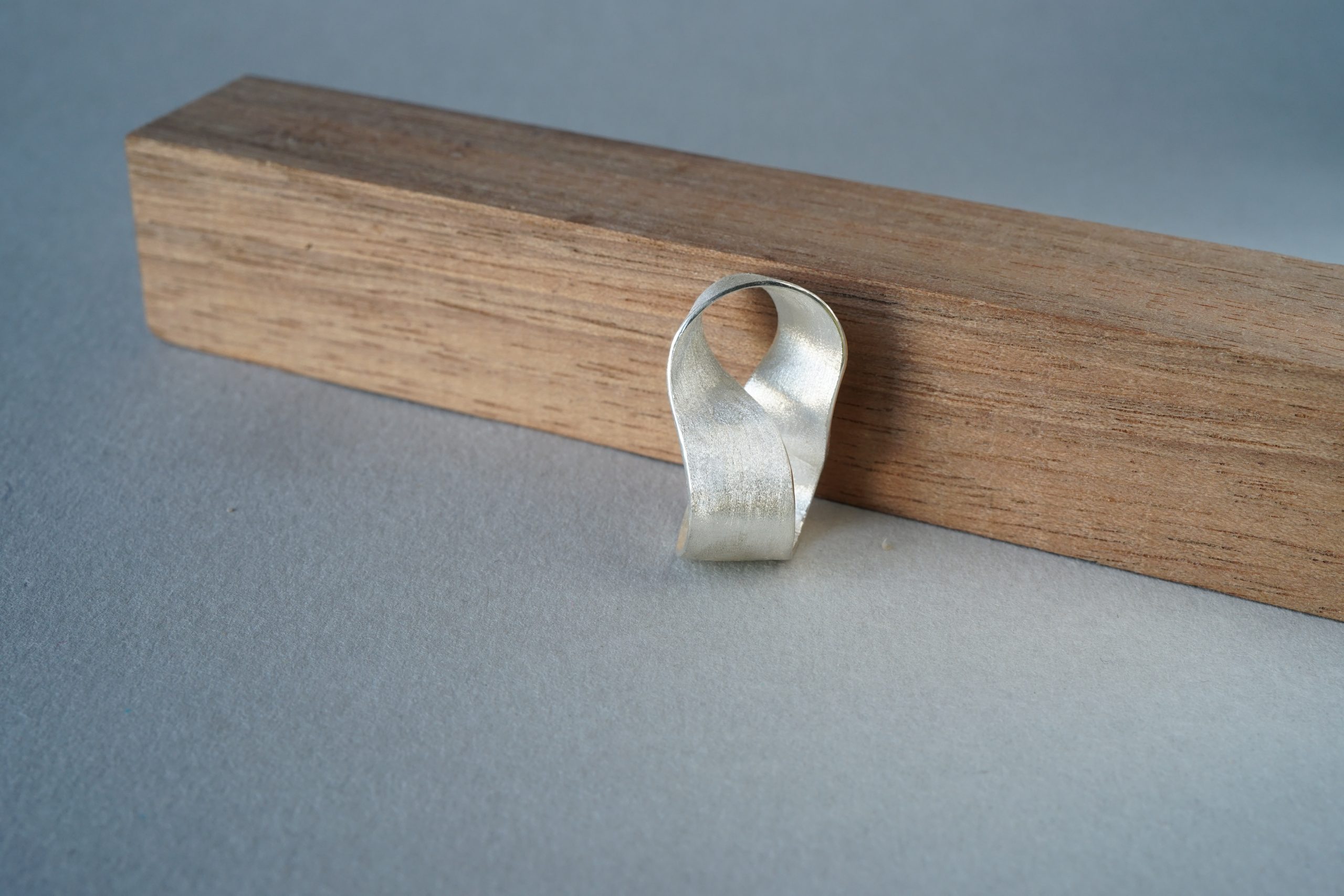 Colgante Möbius pequeño de plata - Imagen 3