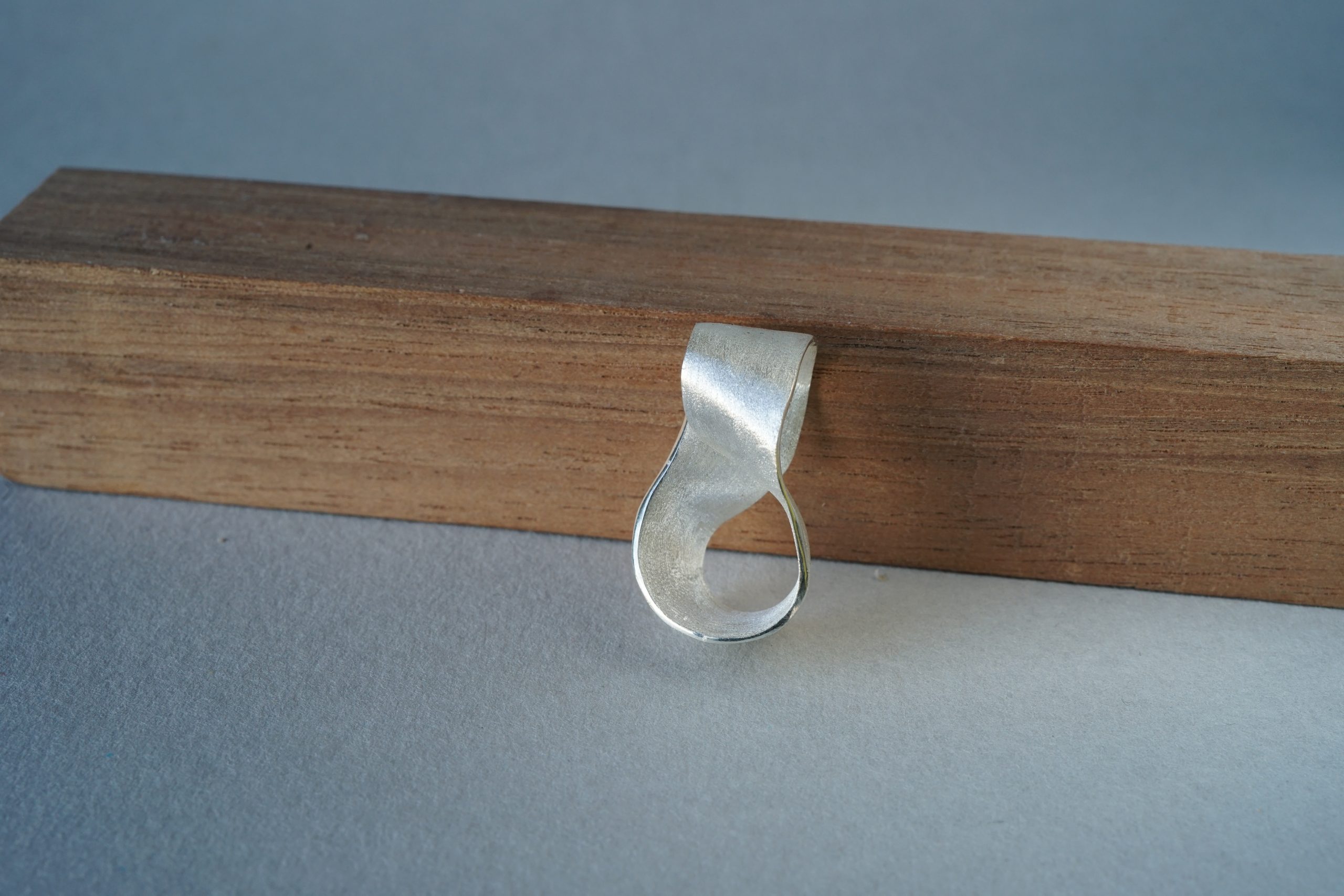 Colgante Möbius pequeño de plata - Imagen 4