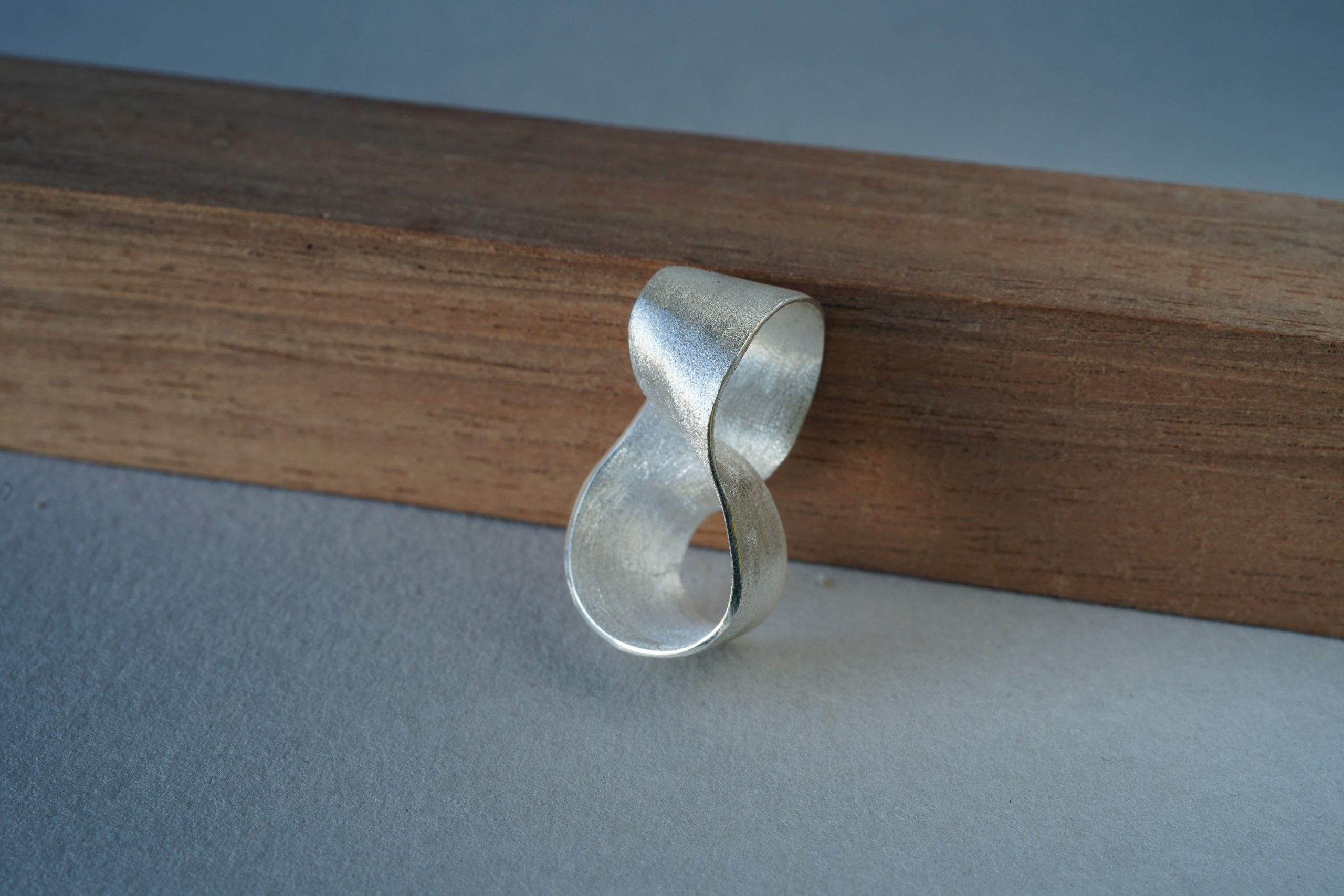 Colgante Möbius pequeño de plata - Imagen 5