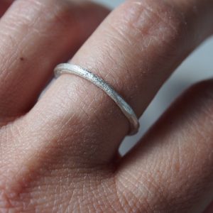 anillo ramita de plata con grabado personalizado