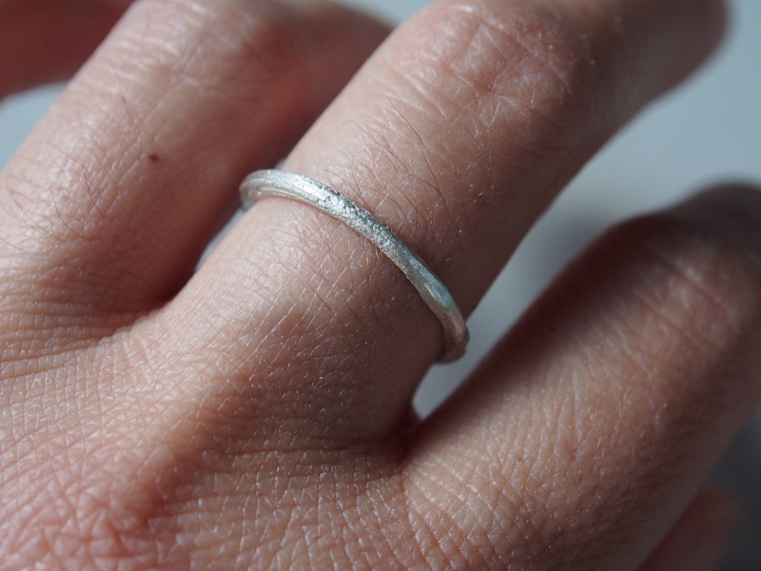 anillo ramita de plata con grabado personalizado