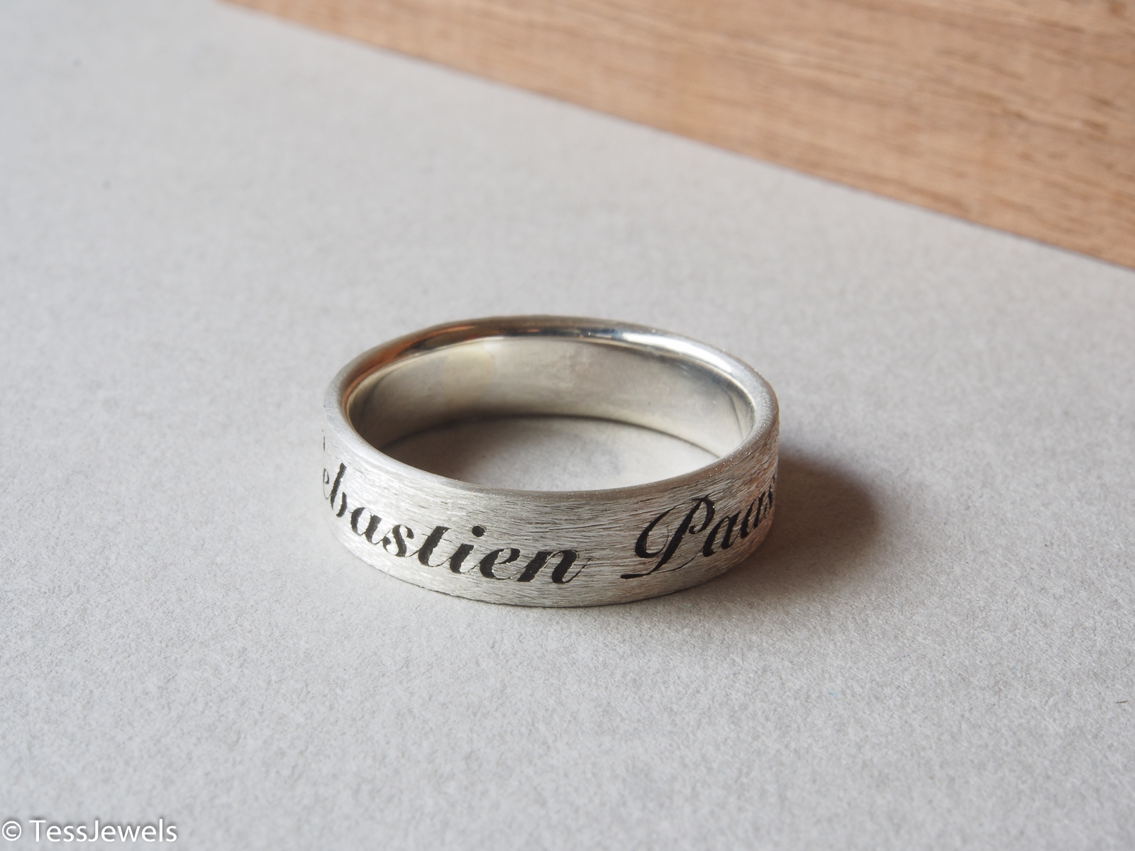 Anillo Presencia 5 mm con cenizas 7 Anillo Presencia de 5 mm con cenizas, grabado «Sebastien Paas»