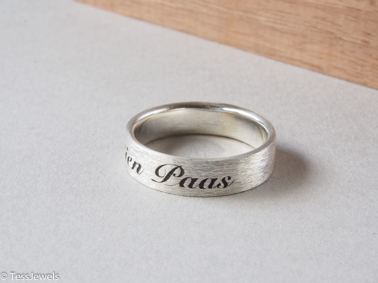 Anillo Presencia 5 mm con cenizas 9 Anillo Presencia de 5 mm con cenizas, grabado «Sebastien Paas»
