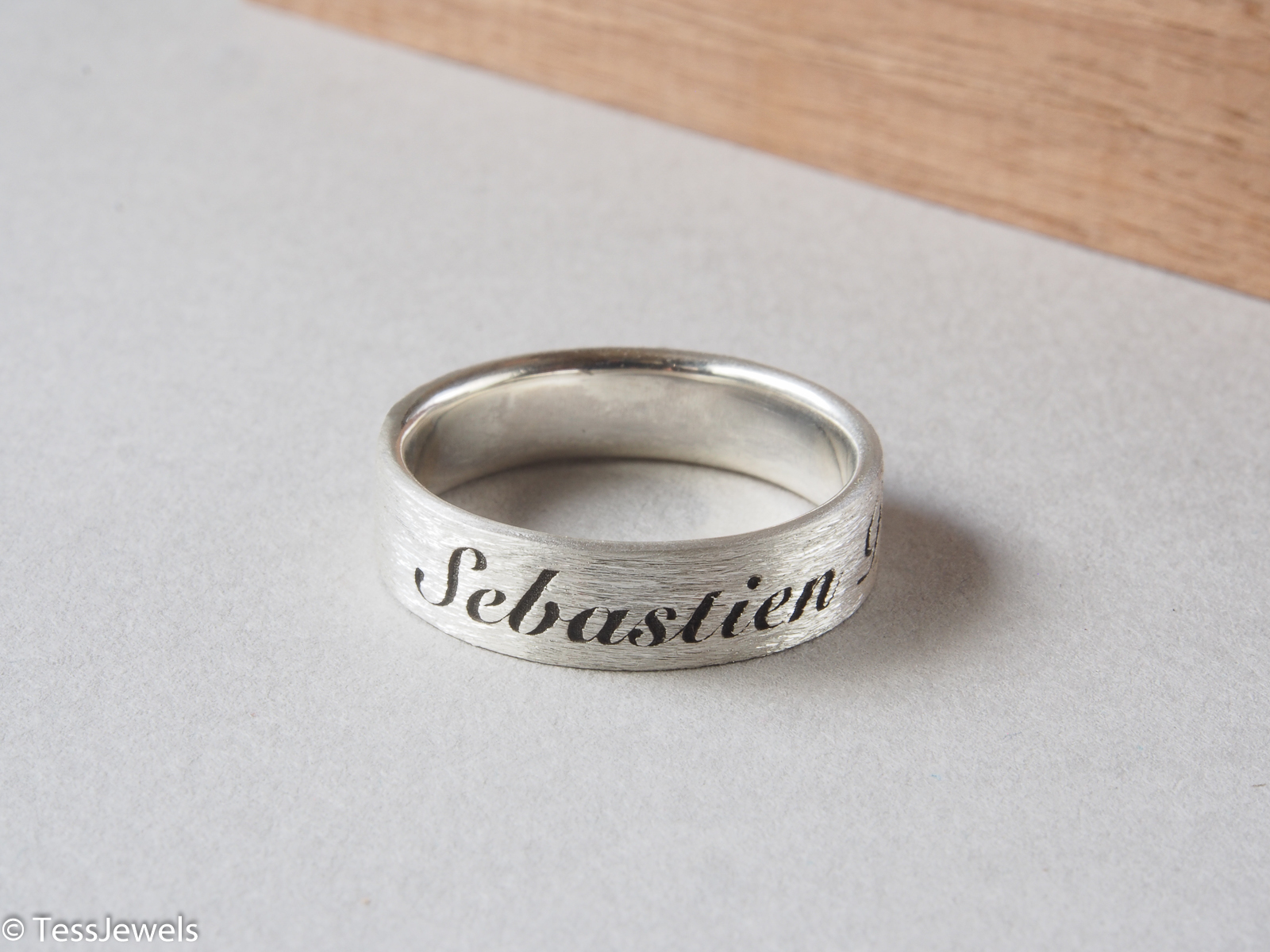 Anillo Presencia 5 mm con cenizas 11 Anillo Presencia de 5 mm con cenizas, grabado «Sebastien Paas»