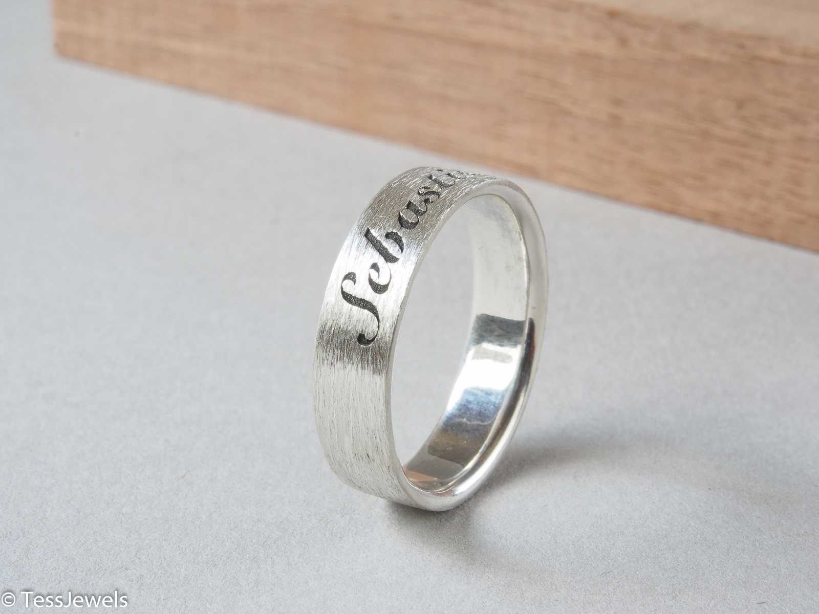 Anillo Presencia 5 mm con cenizas 13 Anillo Presencia de 5 mm con cenizas, grabado «Sebastien Paas»