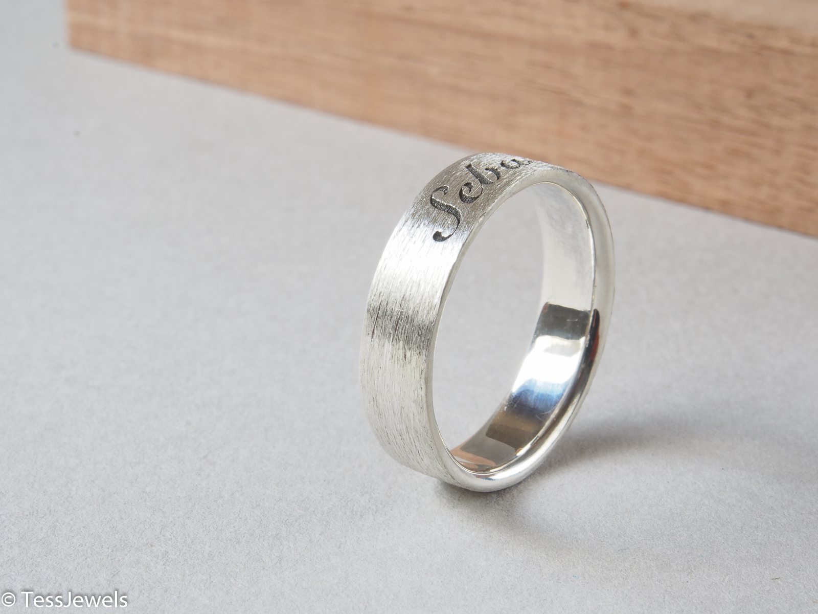 Anillo Presencia 5 mm con cenizas 15 Anillo Presencia de 5 mm con cenizas, grabado «Sebastien Paas»