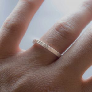 Anillo corteza árbol en plata tallado a mano – joya orgánica TessJewels