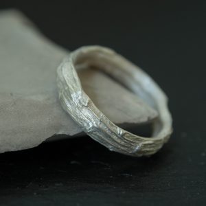 Alianzas de plata con textura de corteza de árbol