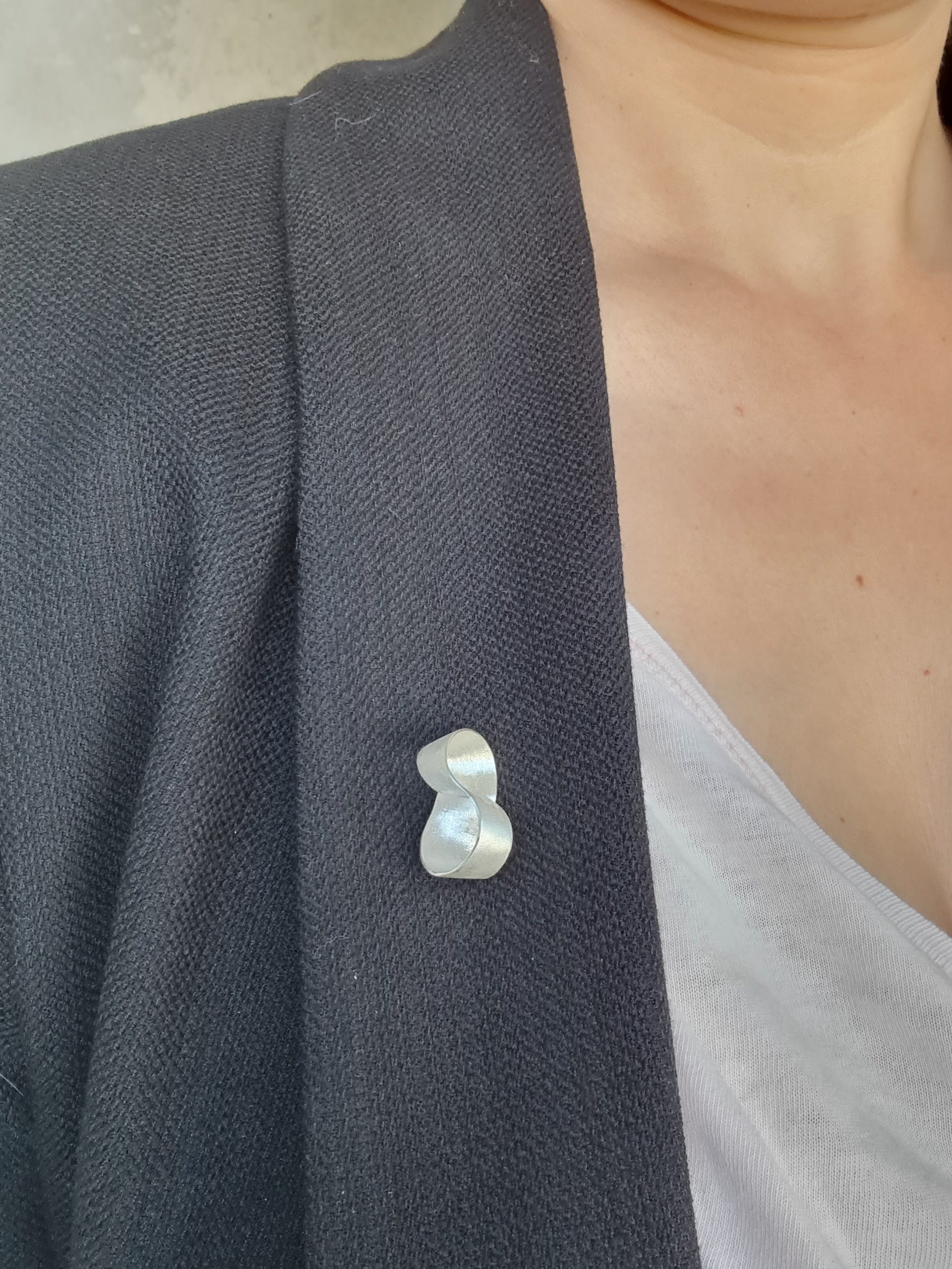 Pin Möbius para chaqueta 1 Mobius strip brooch