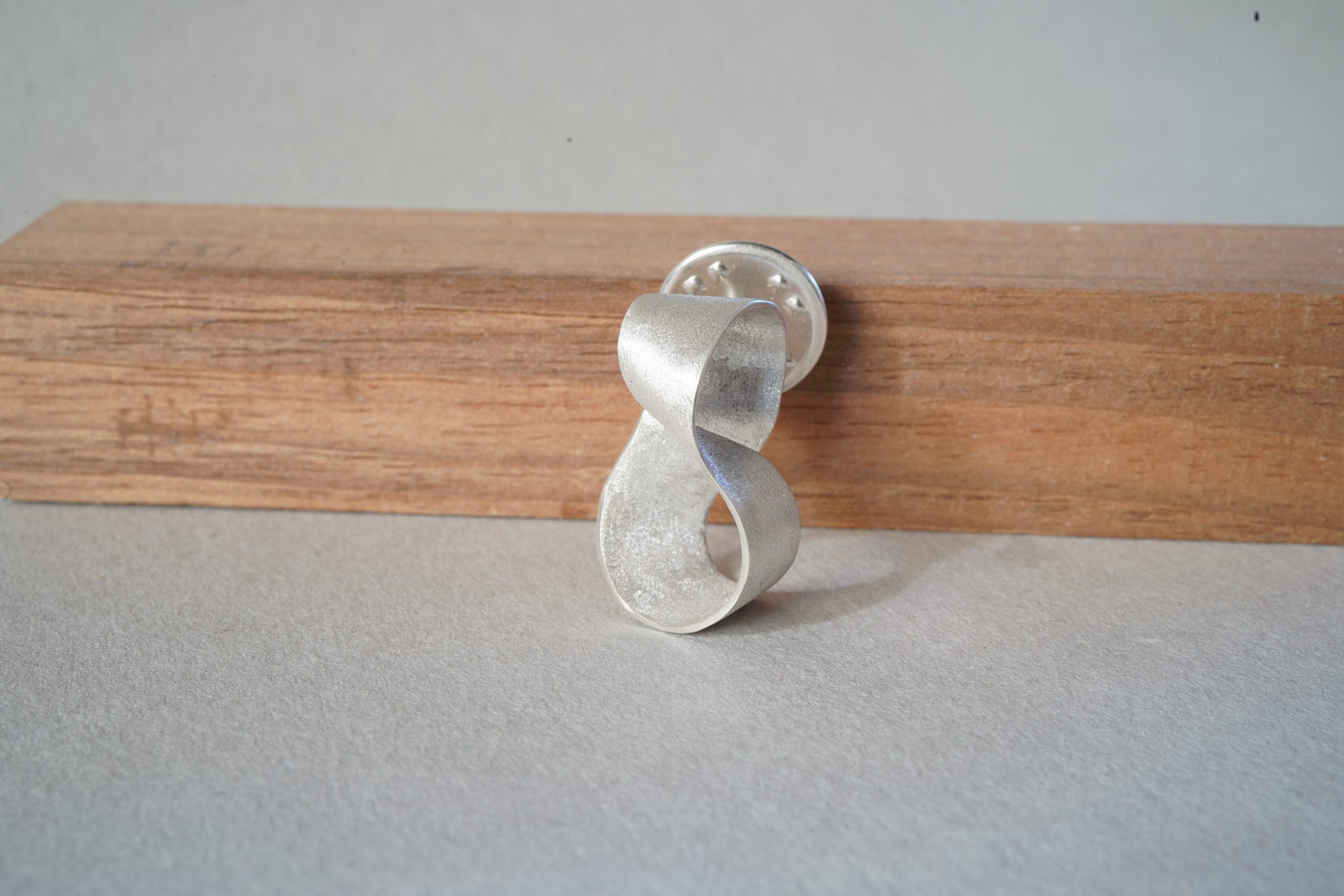 Pin Möbius para chaqueta 25 Broche banda Moebius, pin matematico de chaqueta