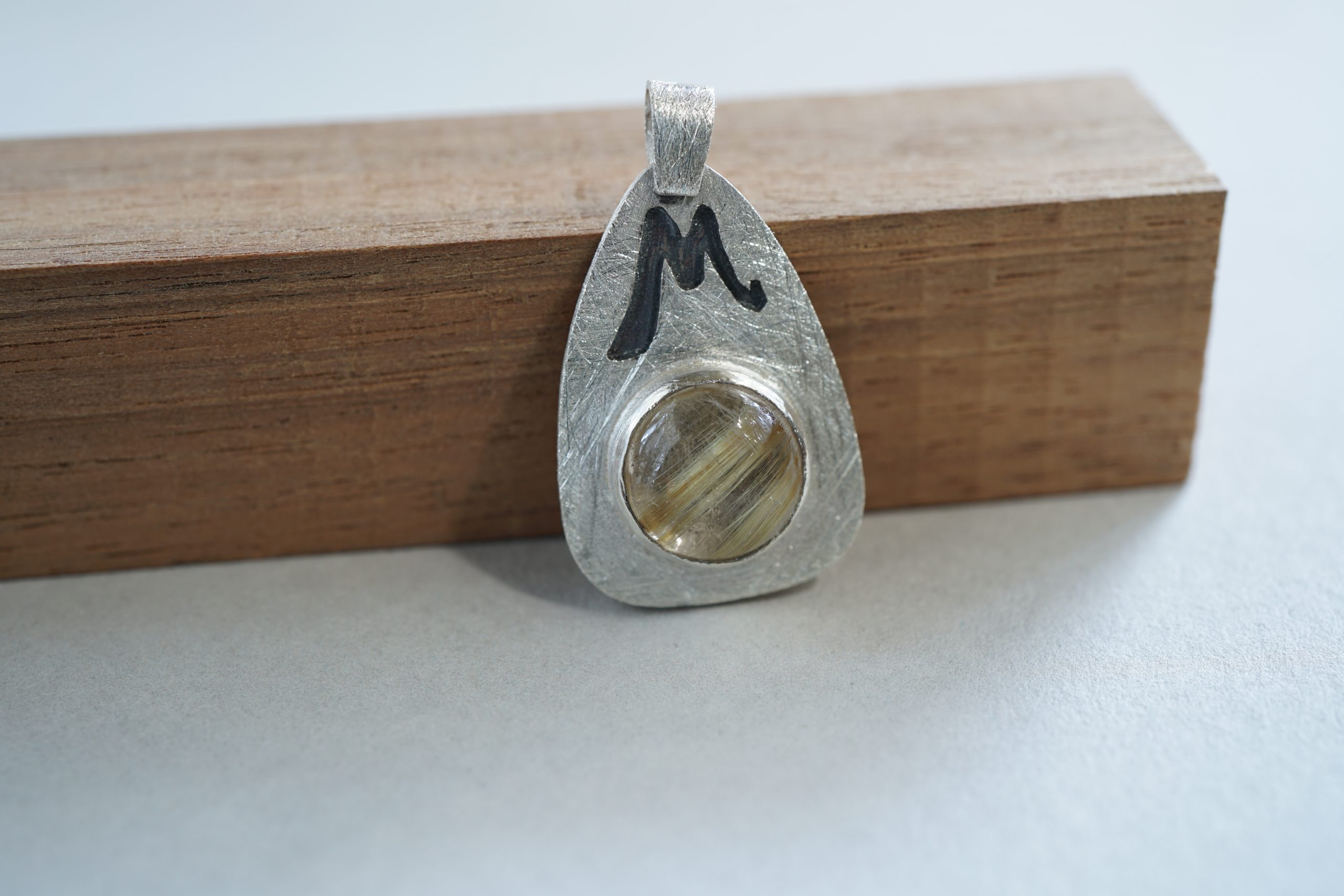 Colgante conmemorativo con cenizas y piedra natural