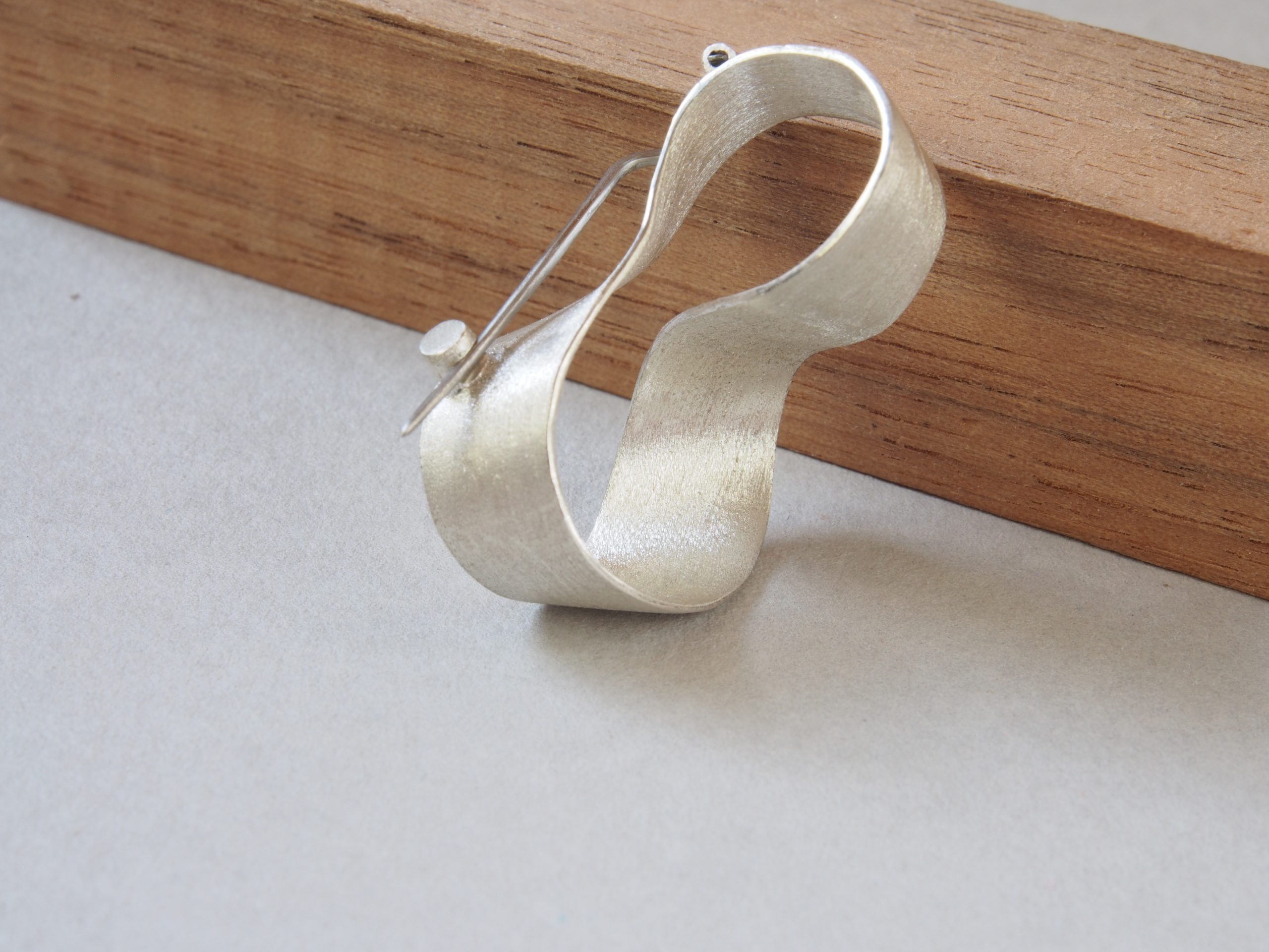 Broche Möbius grabado, pieza única - Imagen 2