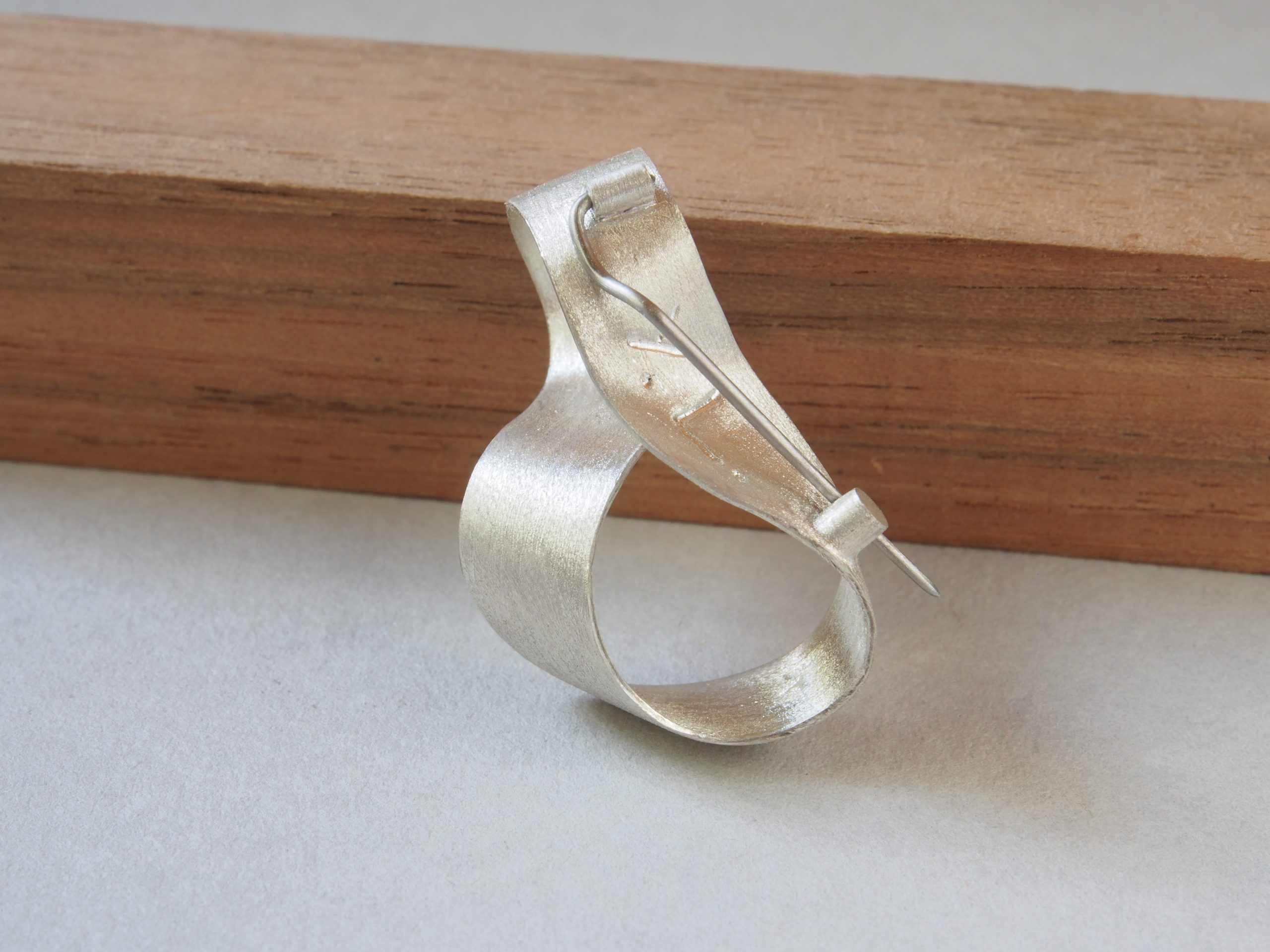 Broche Möbius grabado, pieza única - Imagen 3