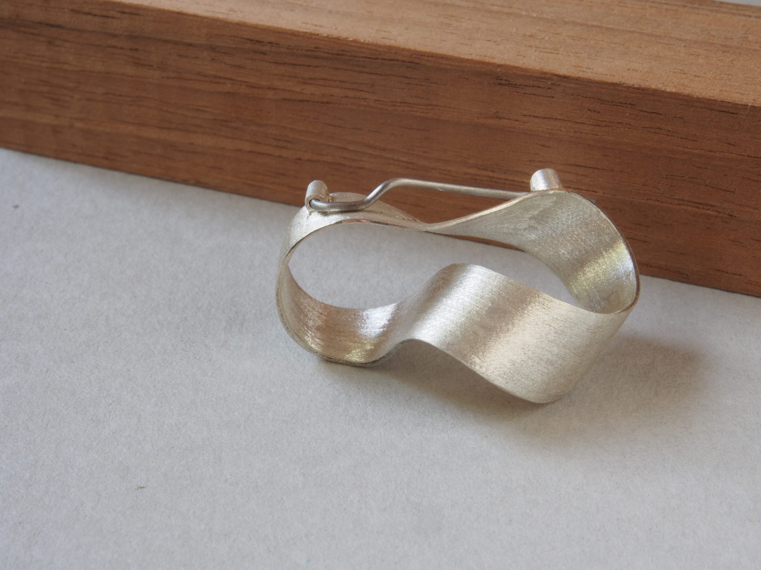 Broche Möbius grabado, pieza única - Imagen 7