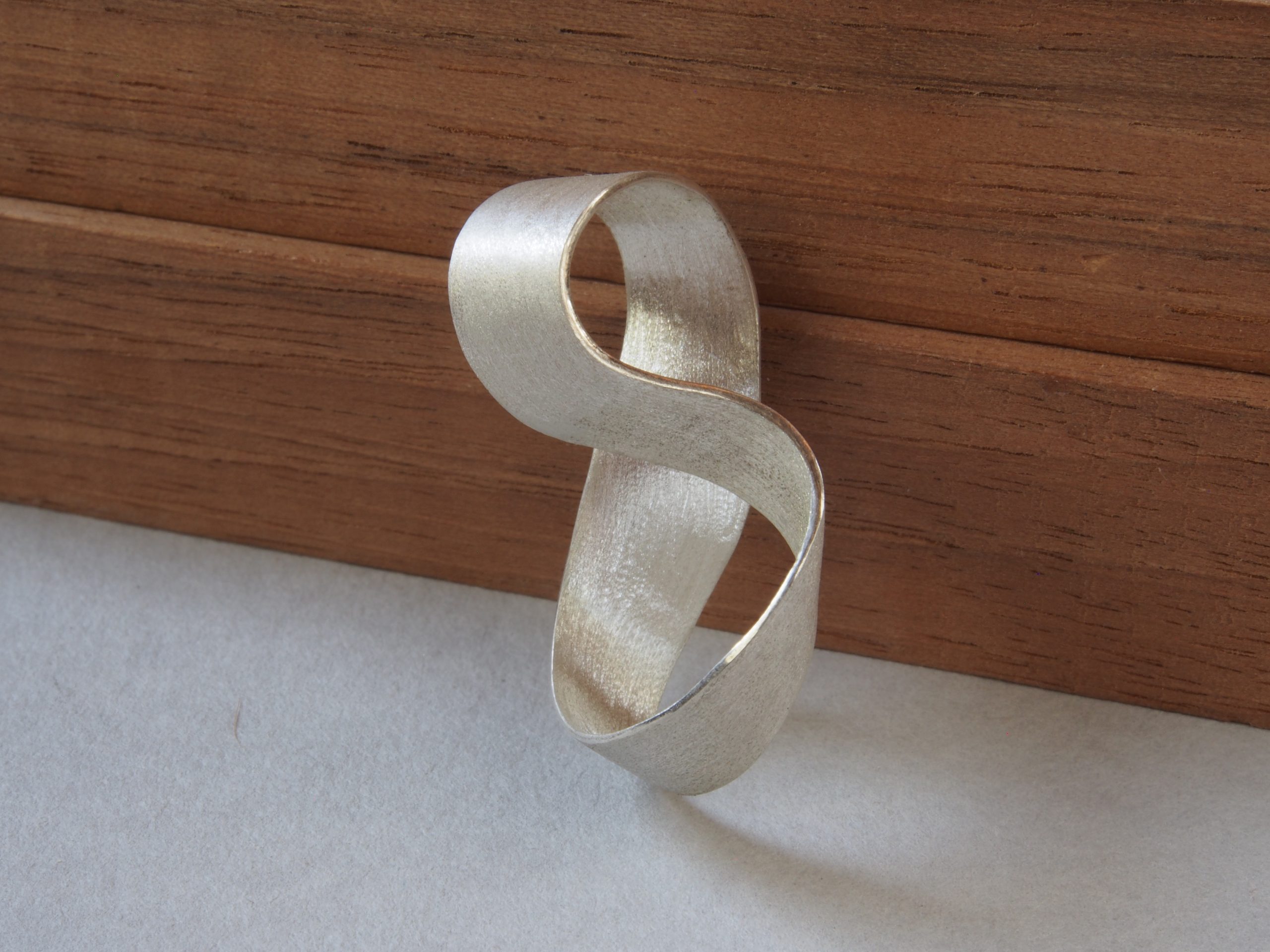 Broche Möbius grabado, pieza única - Imagen 9