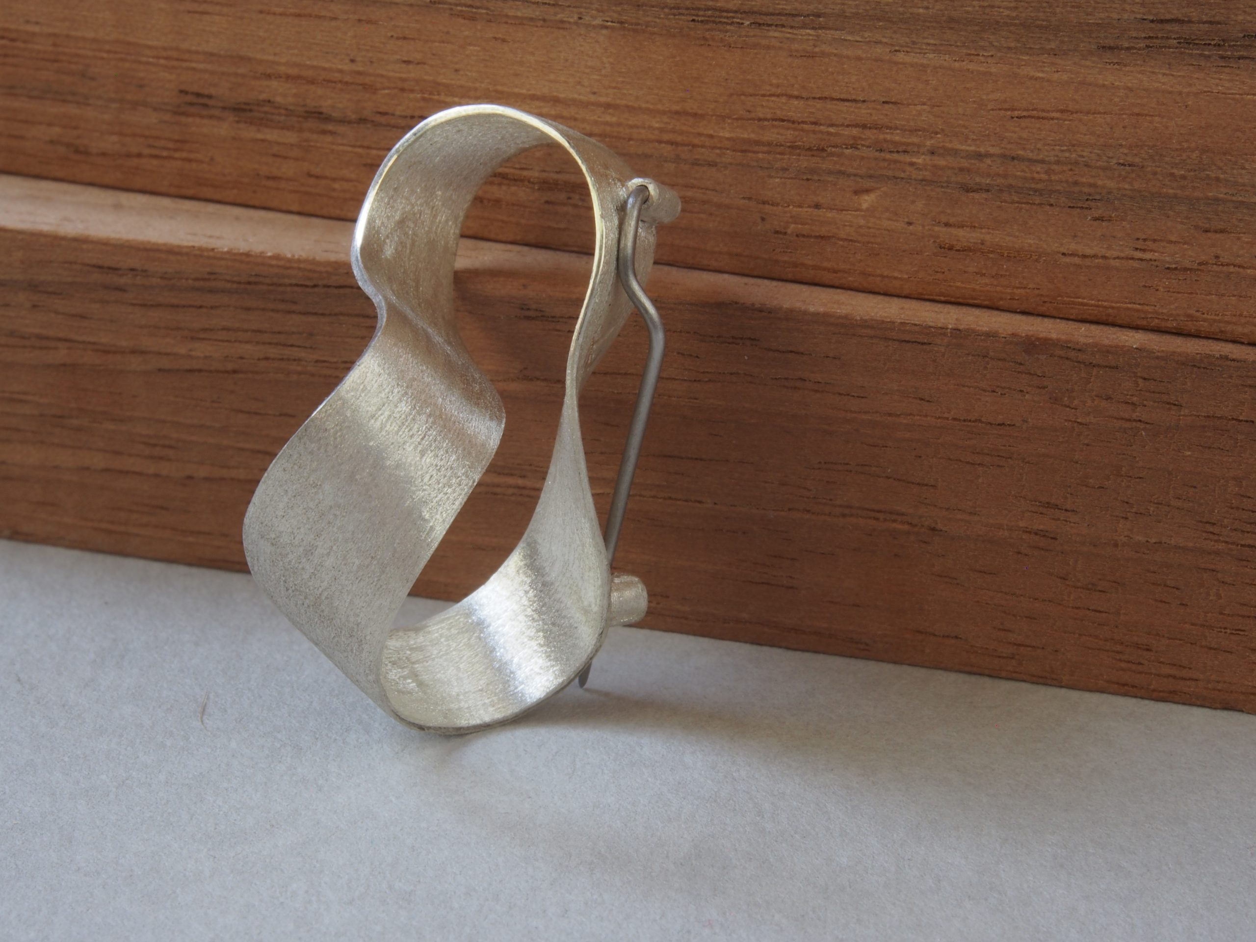Broche Möbius grabado, pieza única - Imagen 10