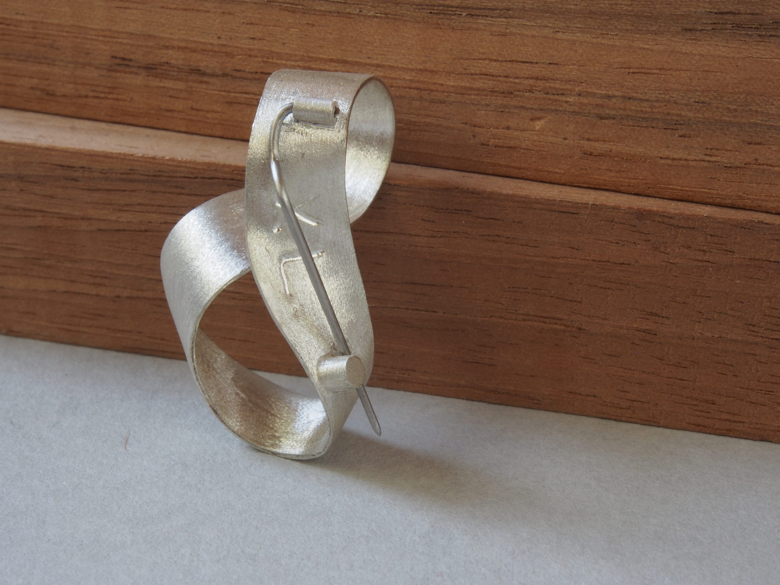 Broche Möbius grabado, pieza única - Imagen 11