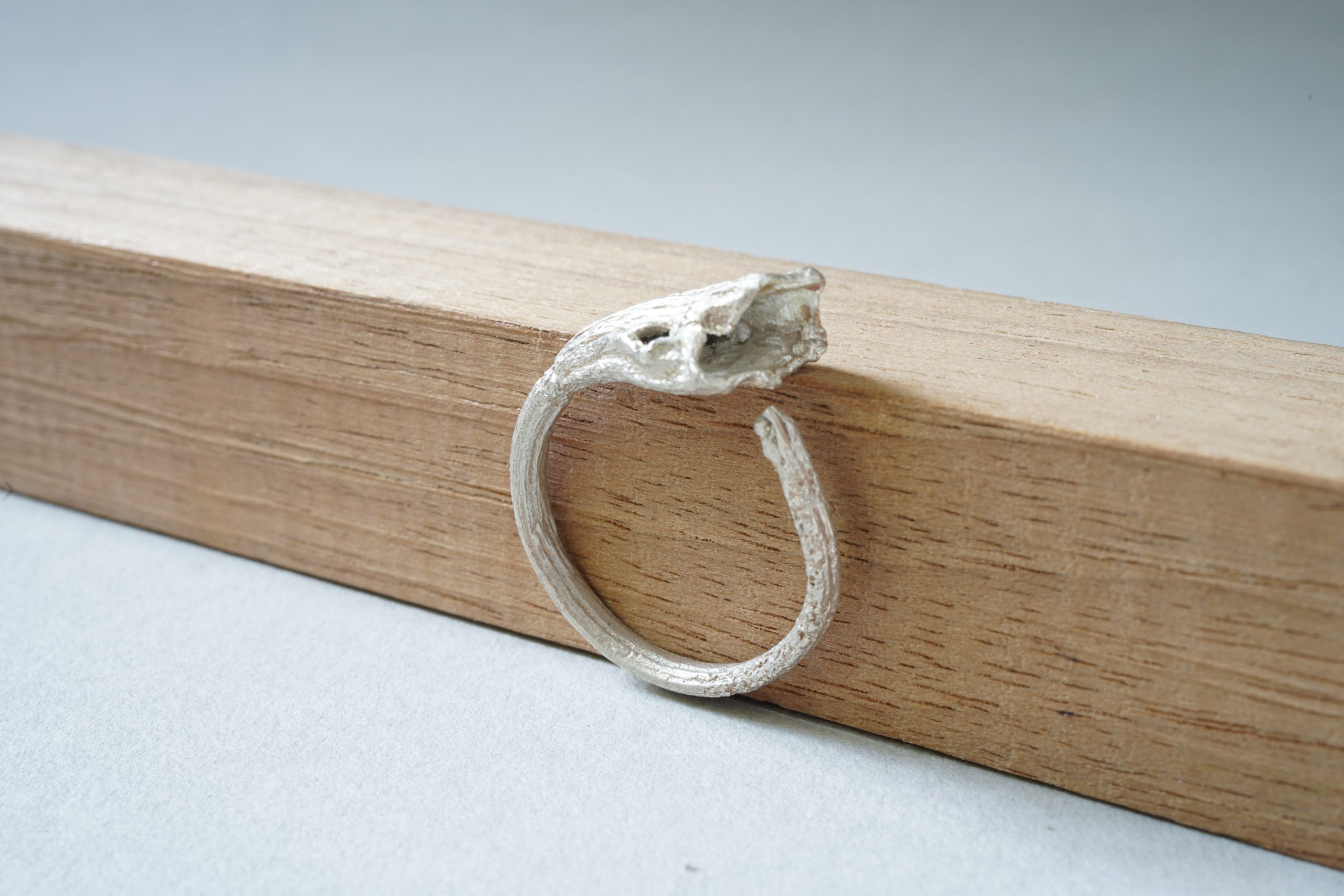 Anillo abierto de plata Rastros, hecho a mano a partir de un pecíolo de platanero