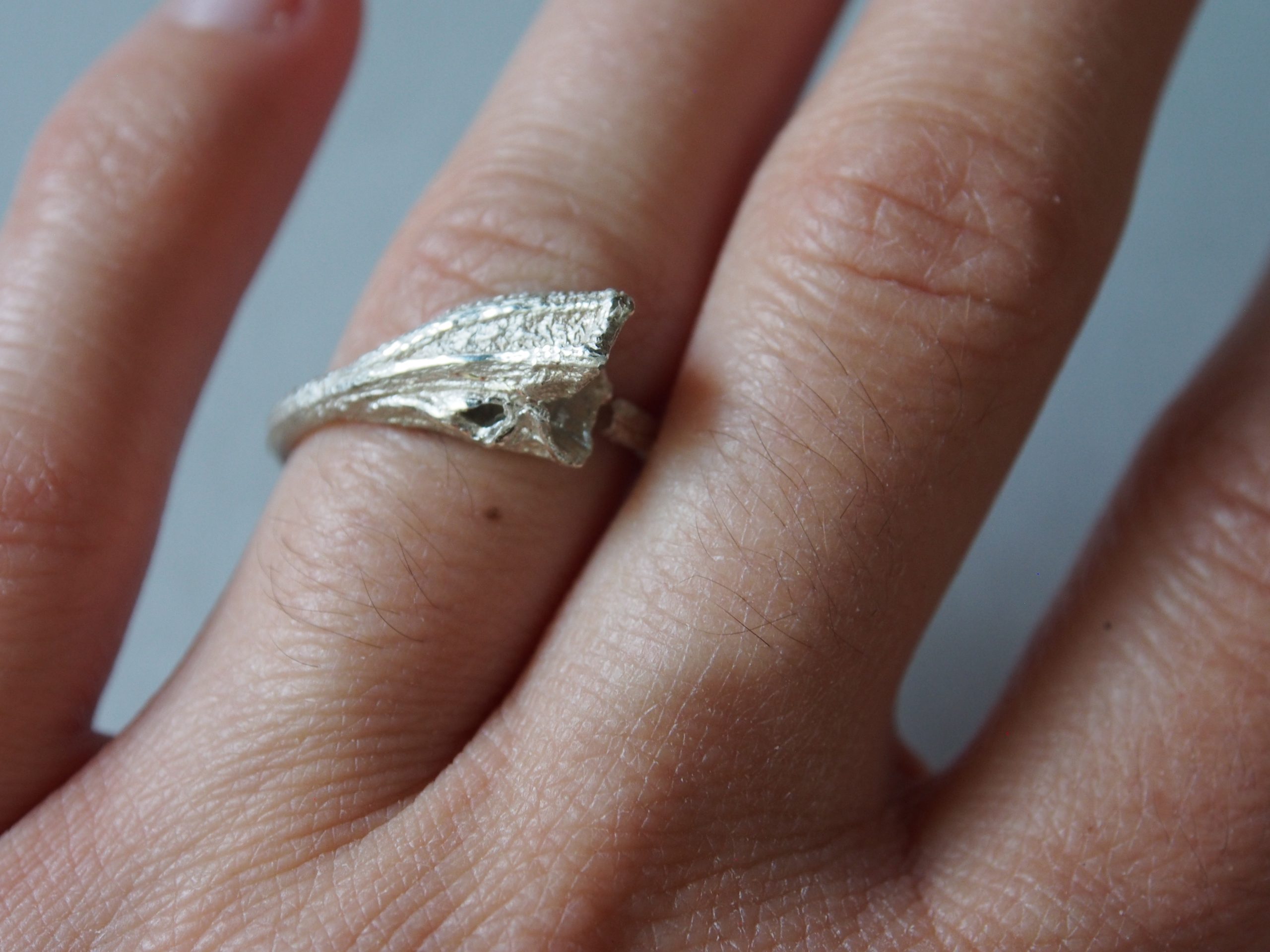 Anillo Rastros de plata puesto en el dedo