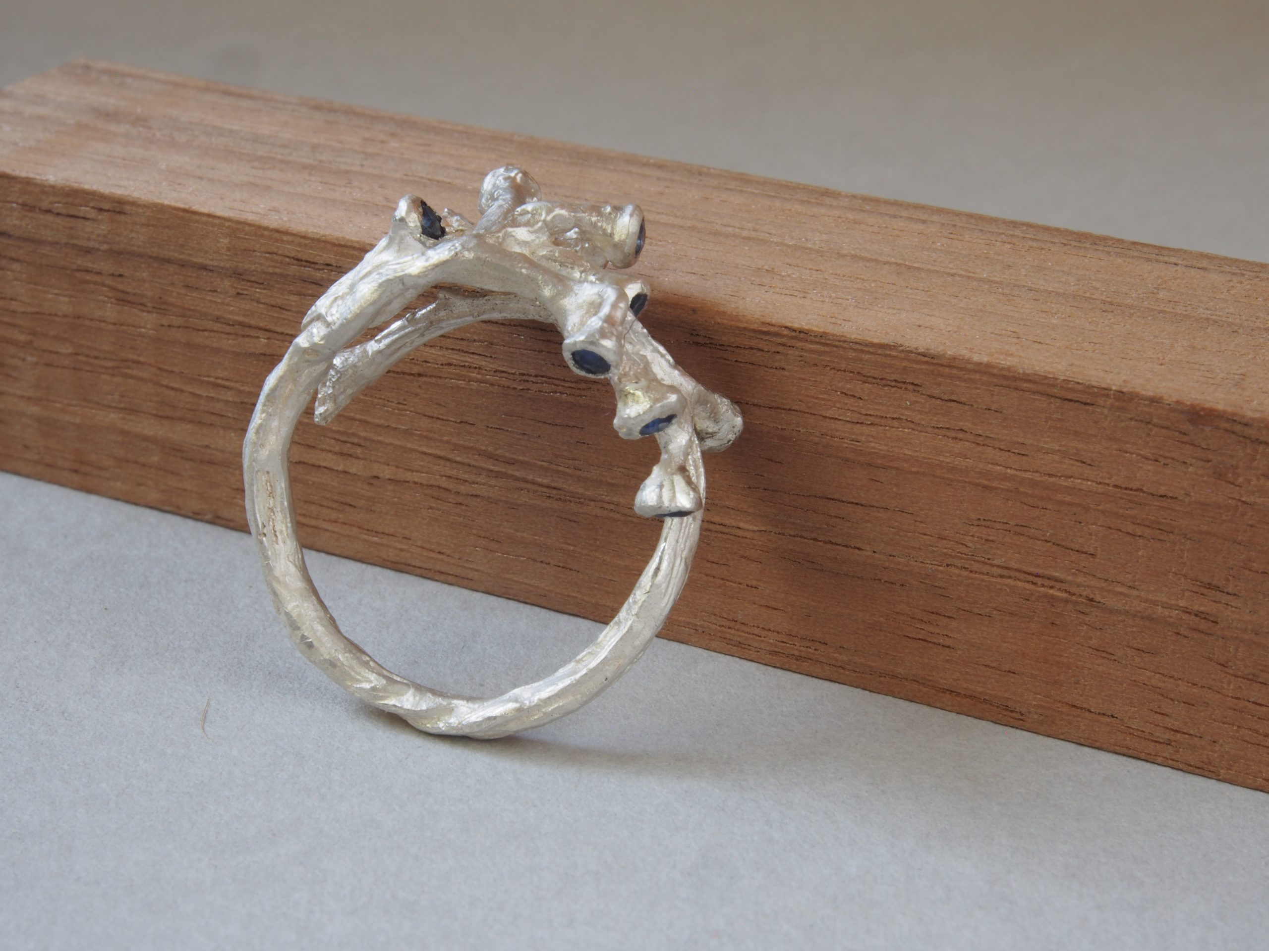 Anillo Árbol Vid con zafiros azules 7 Anillo Árbol Vid con zafiros azules - Imagen 4