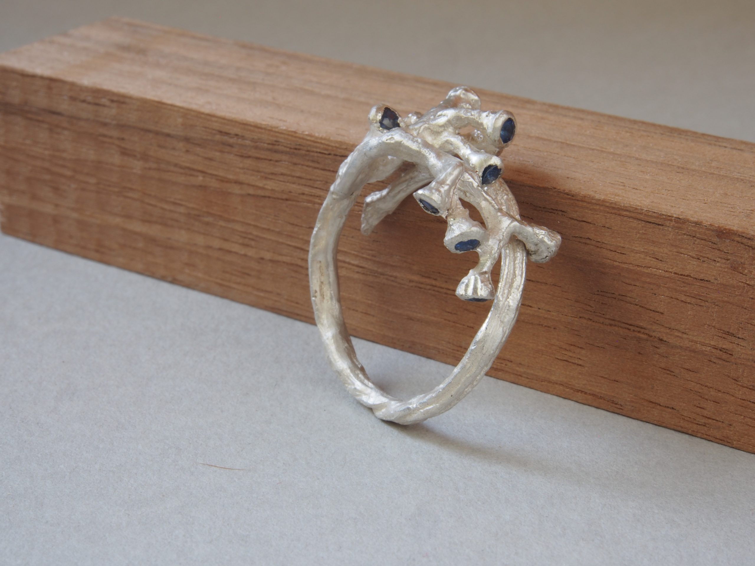 Anillo Árbol Vid con zafiros azules 5 Anillo Árbol Vid con zafiros azules - Imagen 3