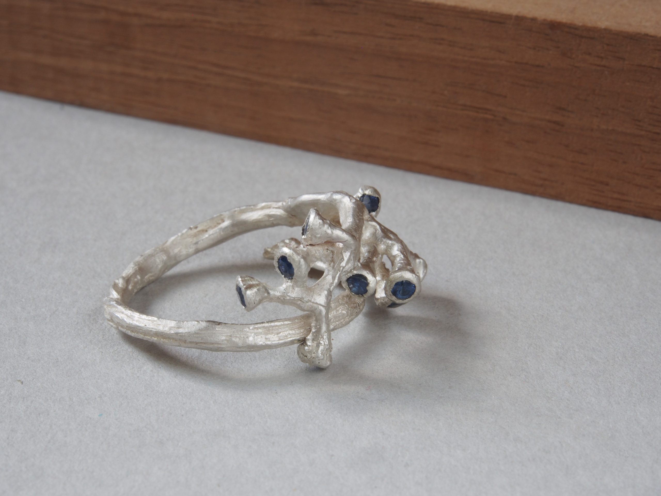Anillo Árbol Vid con zafiros azules 1 Anillo de Árbol Artístico