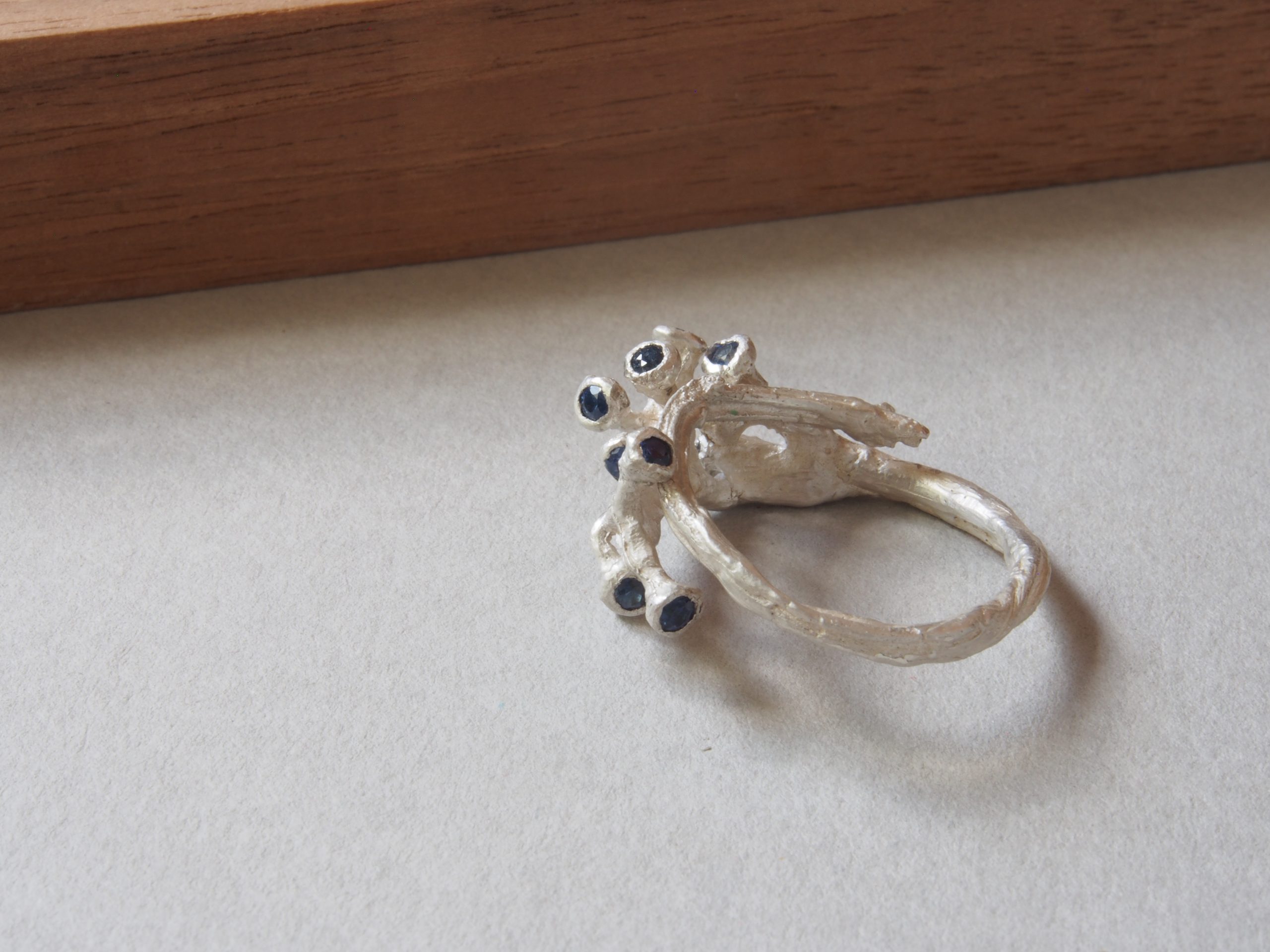Anillo Árbol Vid con zafiros azules 3 Anillo Árbol Vid con zafiros azules - Imagen 2