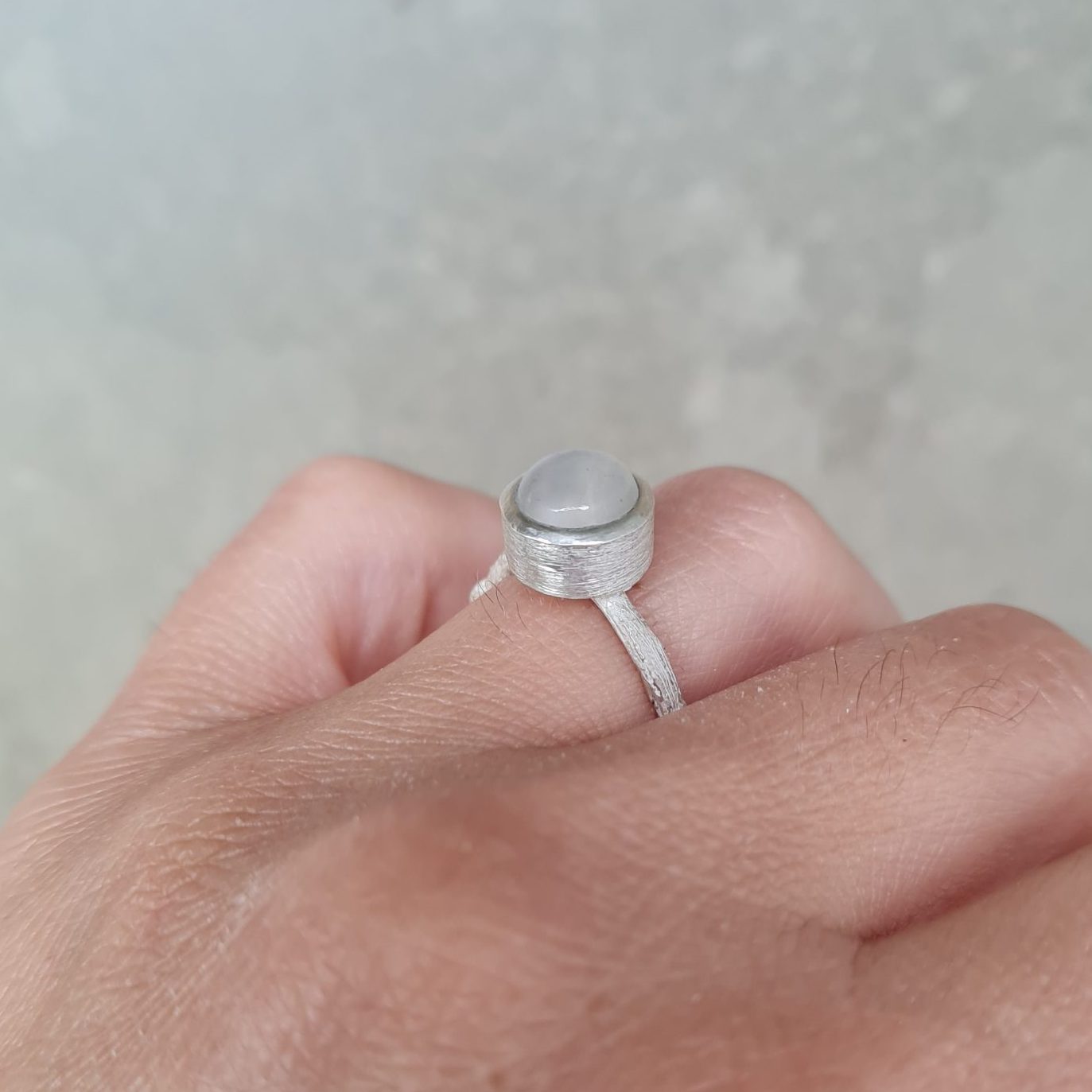 Anillo conmemorativo con cenizas en plata. Anillo de cenizas con cabujón grande