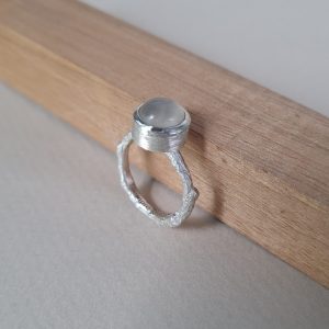 Anillo de cenizas con cabujón grande en plata