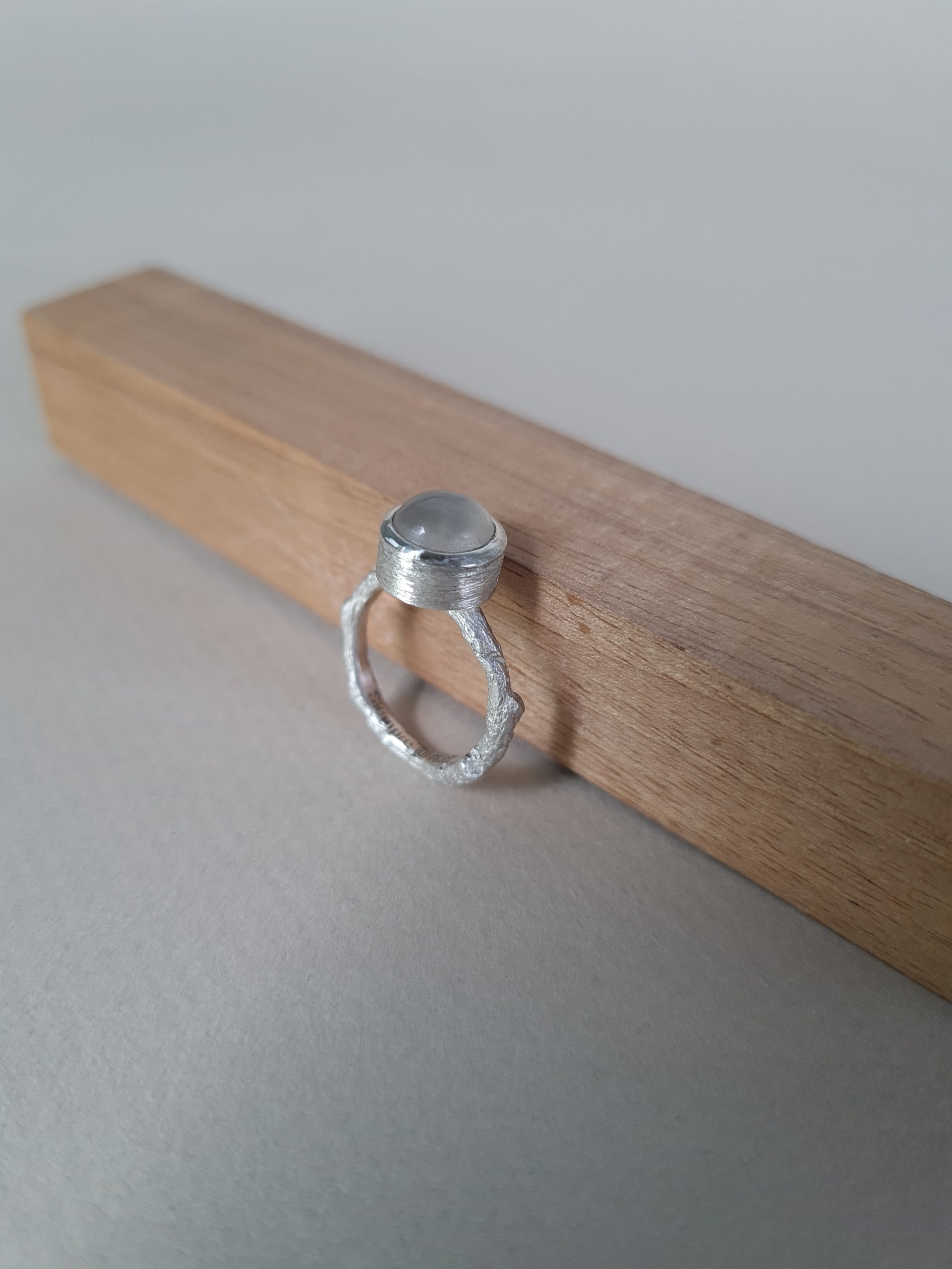 Anillo con cenizas y cabujón grande - Imagen 4