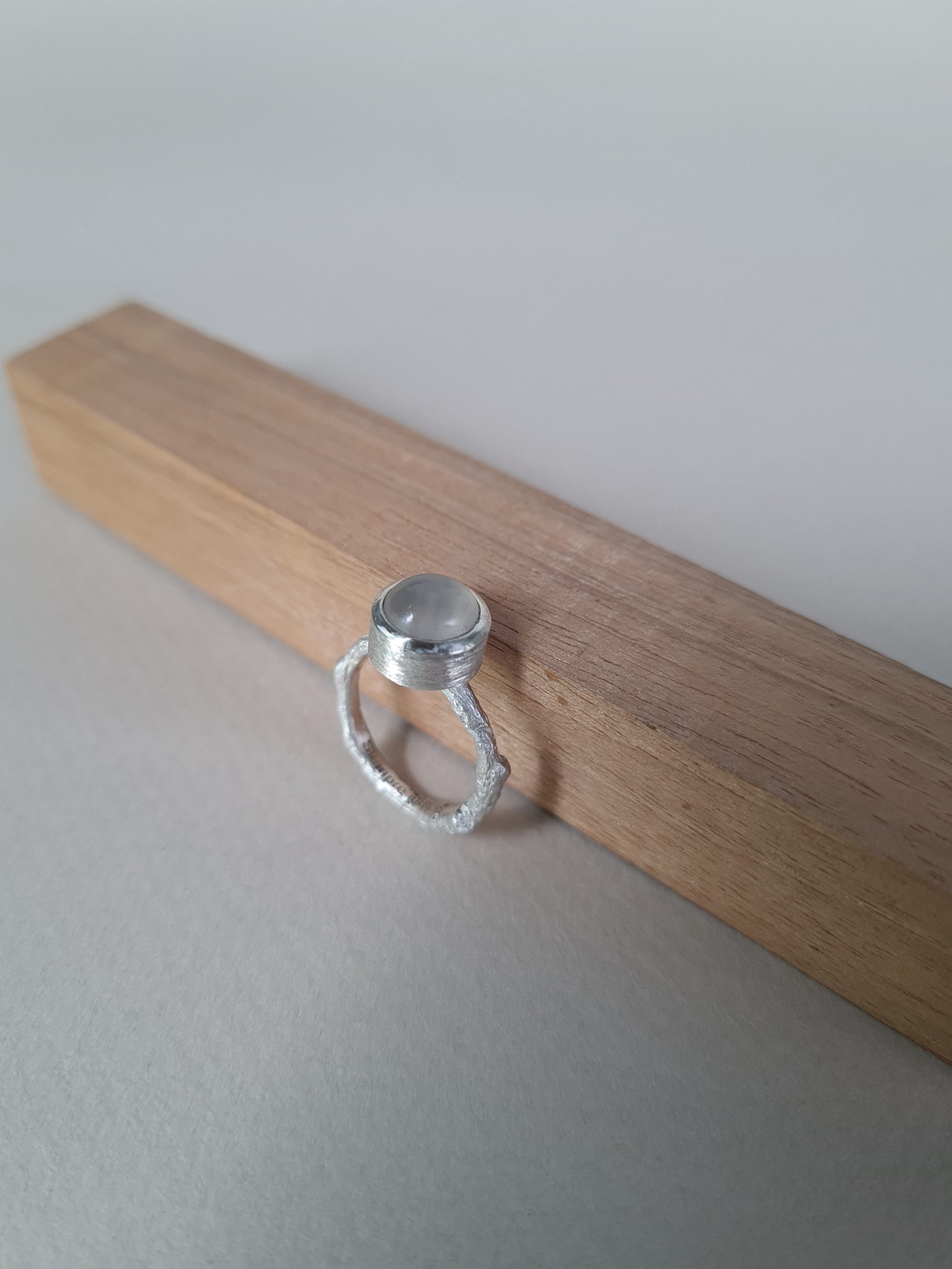 Anillo con cenizas y cabujón grande - Imagen 3