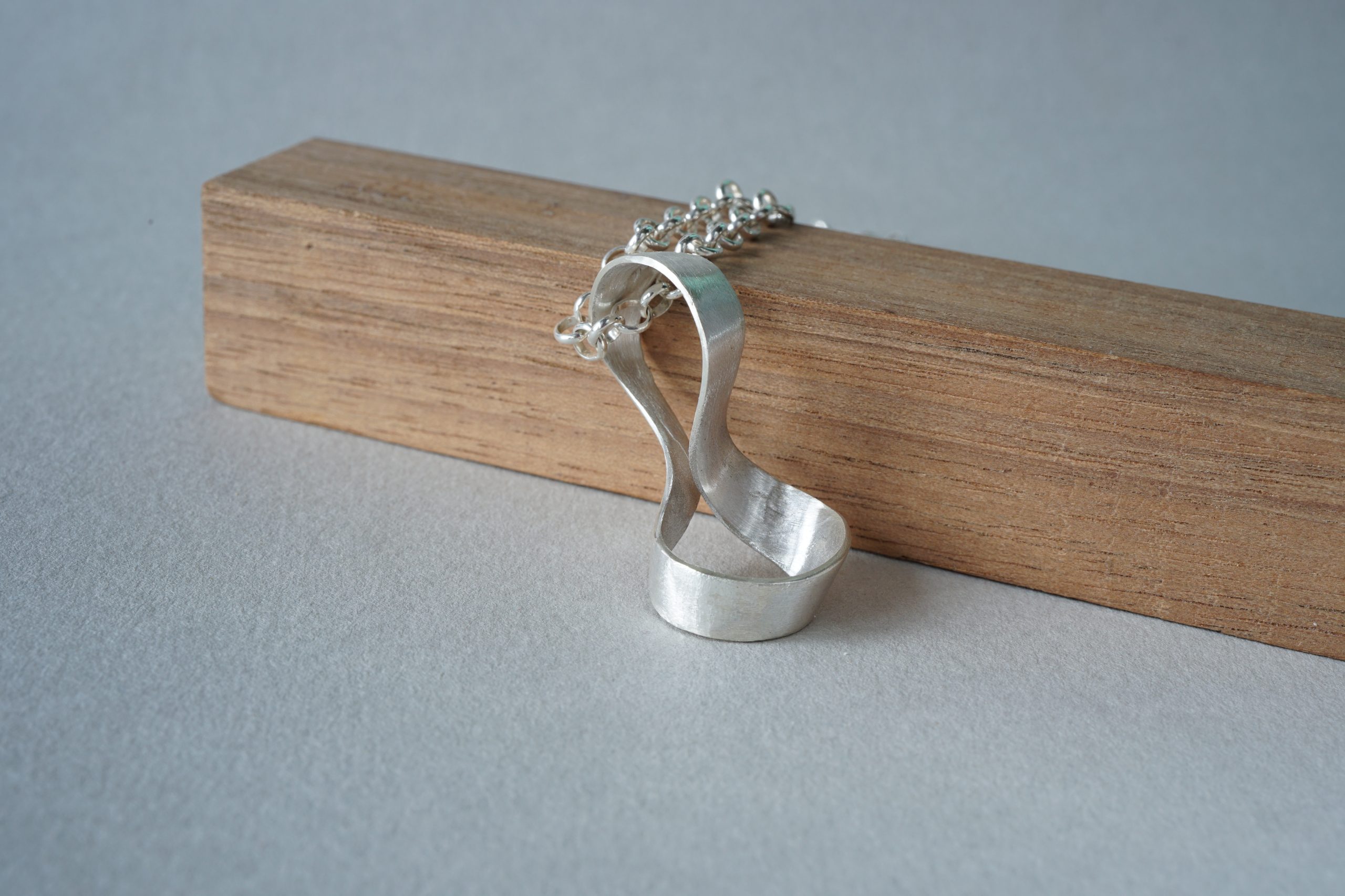 Colgante de Moebius en plata con curvatura pronunciada