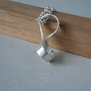 Colgante de Moebius en Plata con Curvatura Pronunciada