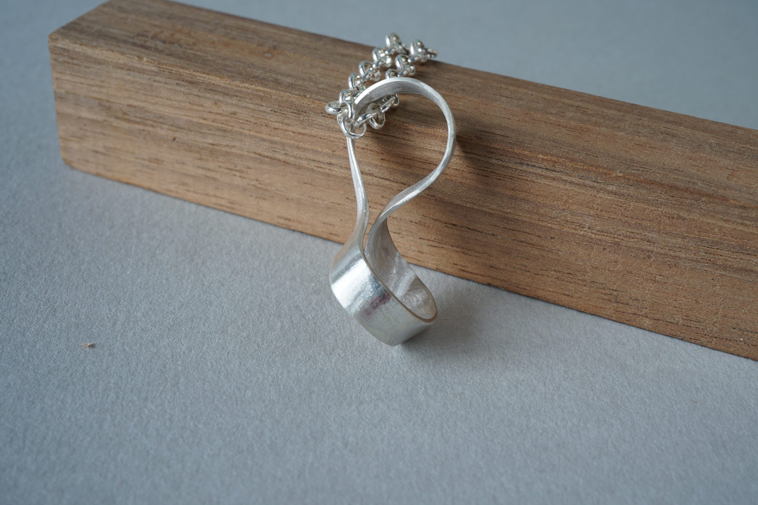 Colgante de Moebius en Plata con Curvatura Pronunciada