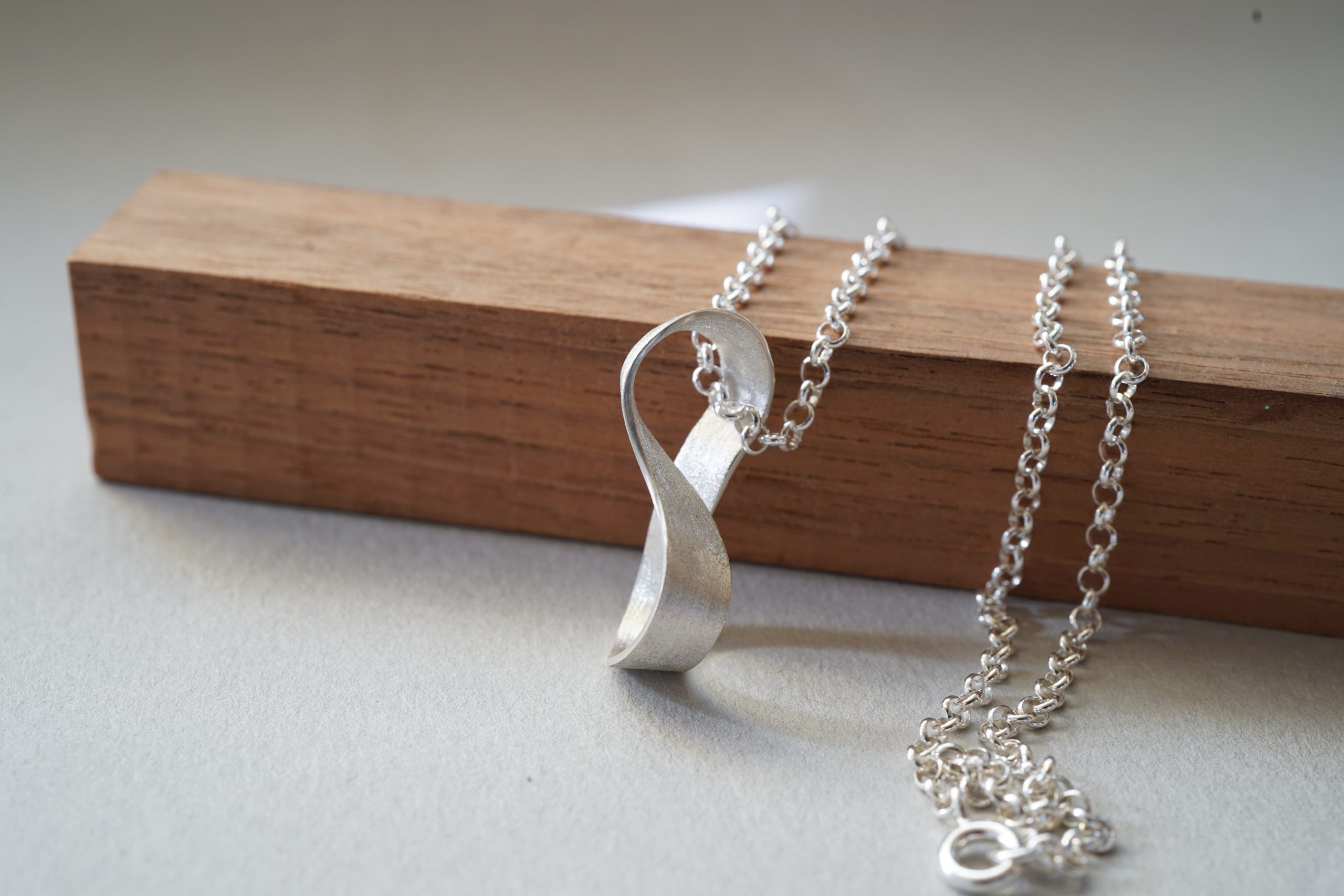 Colgante Möbius de plata fino - Imagen 2