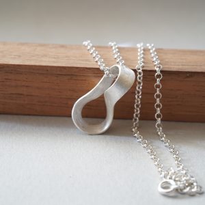 Colgante Möbius de plata fino