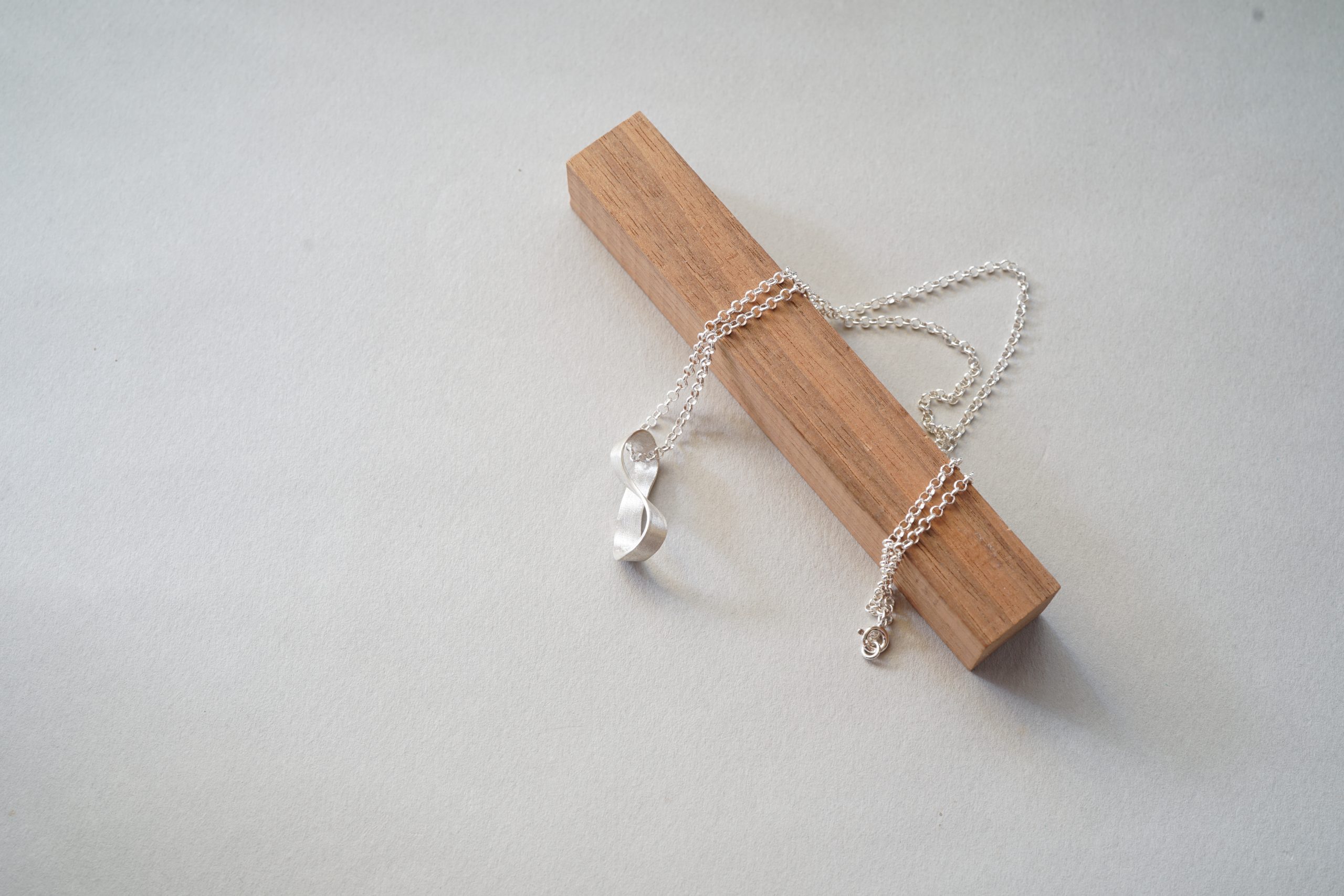 Colgante Möbius de plata fino - Imagen 4