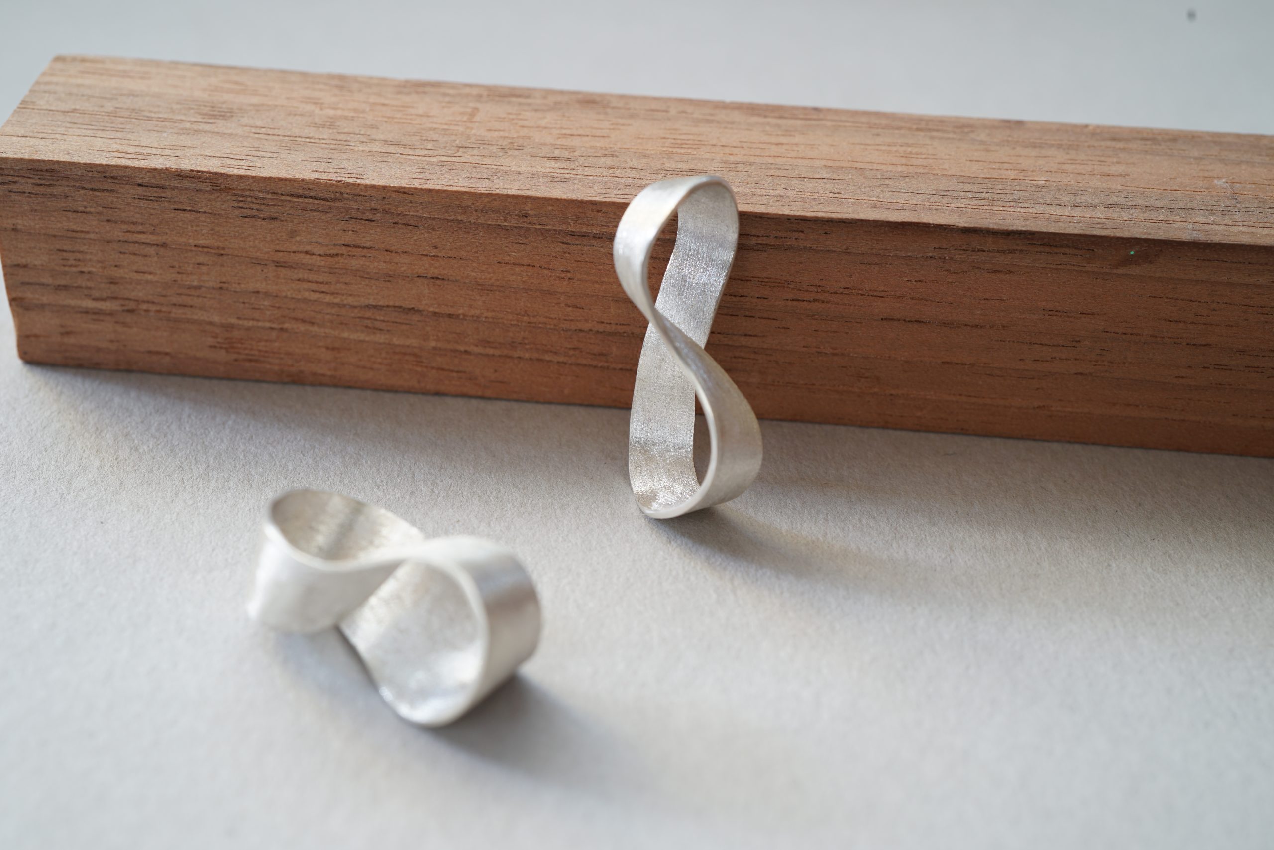 colgante banda Moebius plata