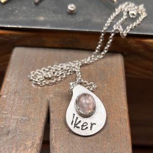 Colgante de plata con cenizas personalizado con forma única y letra