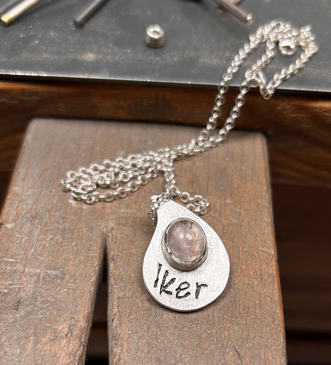 Colgante Forma y Letra con cenizas 1 Colgante de plata con cenizas personalizado con forma única y letra