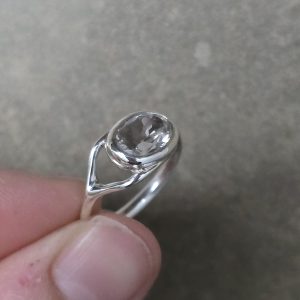 anillo artesanal de plata hecho a mano anillo personalizado con piedra central joyería artesanal exclusiva en plata anillo plata piedra personalizada anillo hecho a mano plata de ley anillo limado a mano artesanal