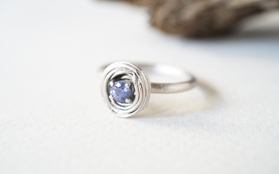 Anillos de compromiso originales: elige el símbolo perfecto para tu amor
