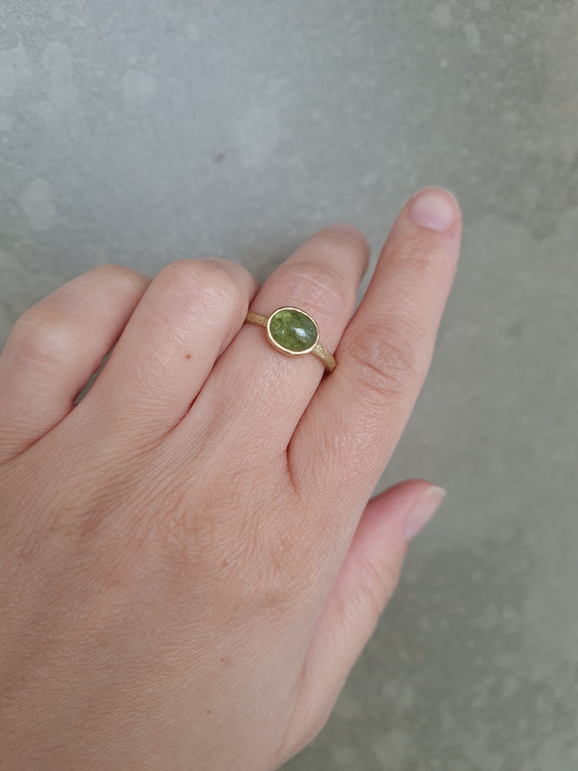 anillo conmemorativo en oro amarillo de 18k