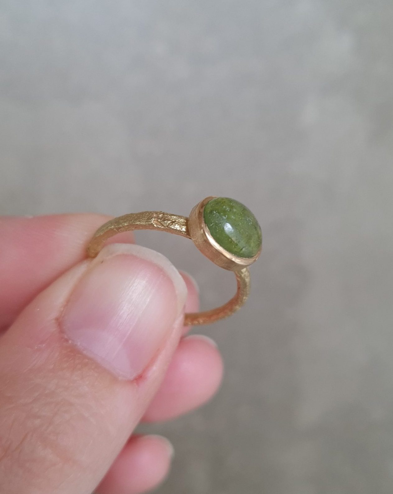 anillo conmemorativo en oro amarillo de 18k