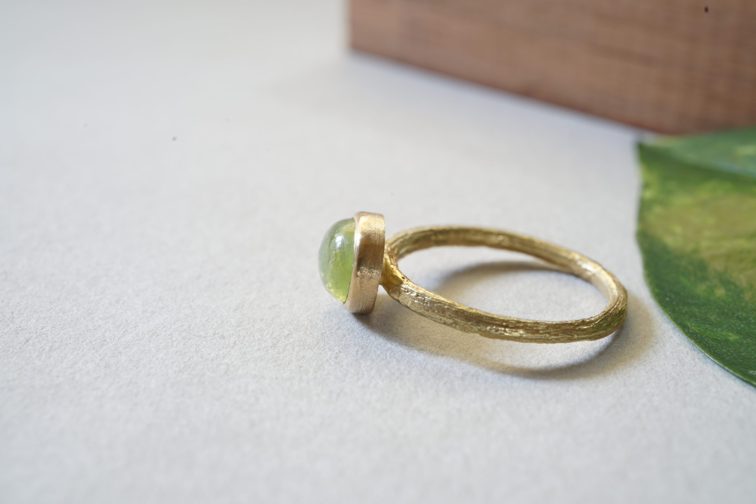 Anillo de oro 18k con cenizas y cabujón - Imagen 4