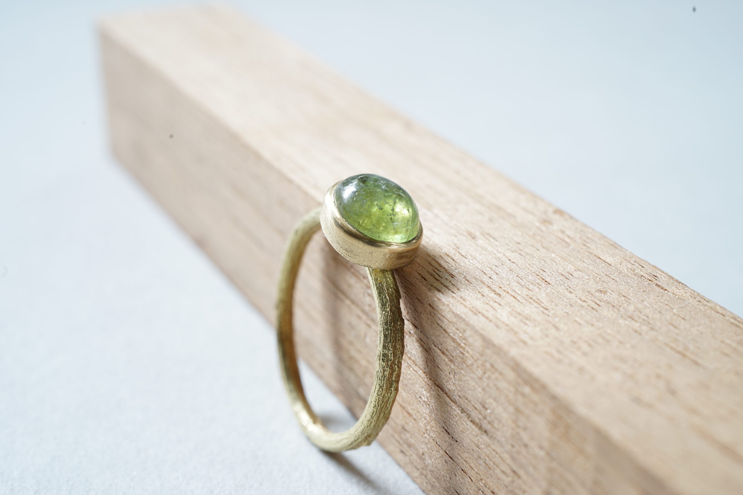 Anillo de oro 18k con cenizas y cabujón - Imagen 2