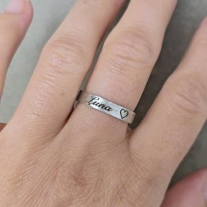 Anillo Presencia de 3 mm con cenizas, grabado «Luna»
