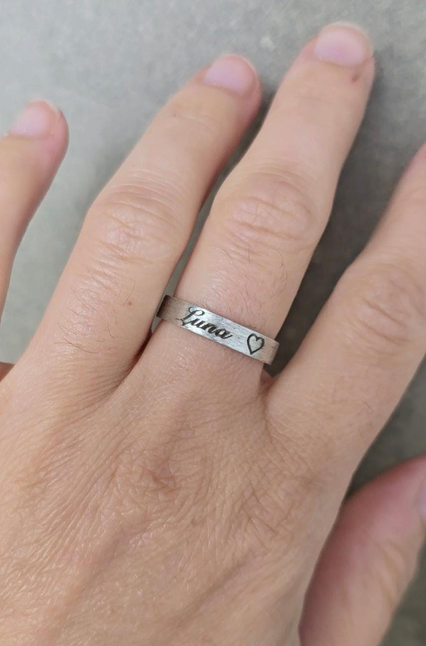 Anillo Presencia de 3 mm con cenizas, grabado «Luna»