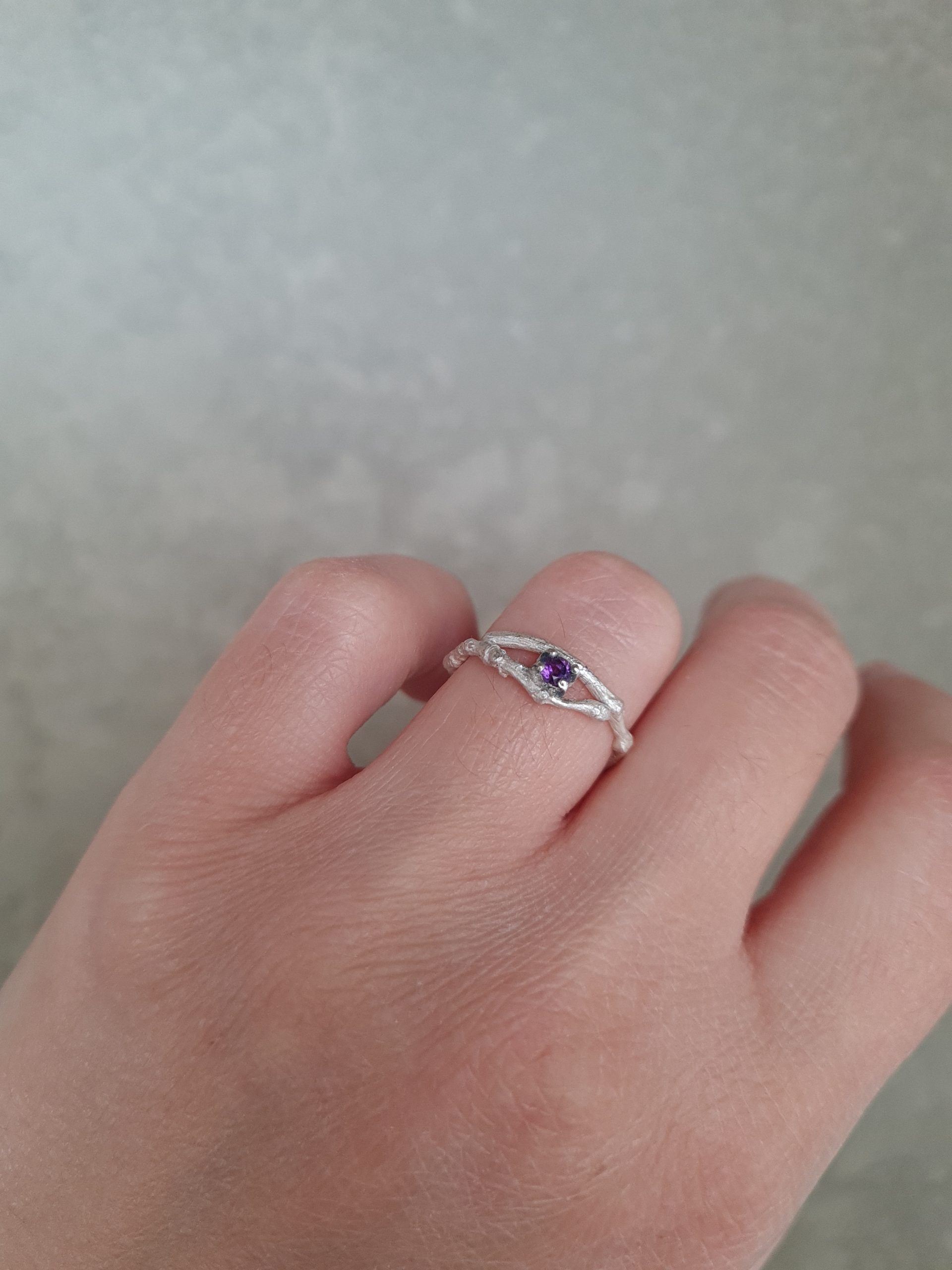 anillo ramita con zafiro azul