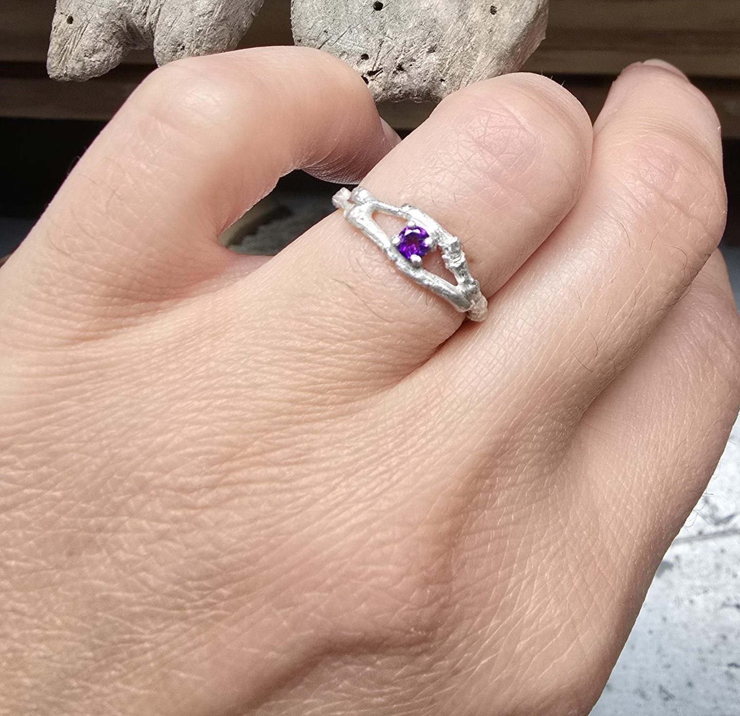 anillo ramita con zafiro azul
